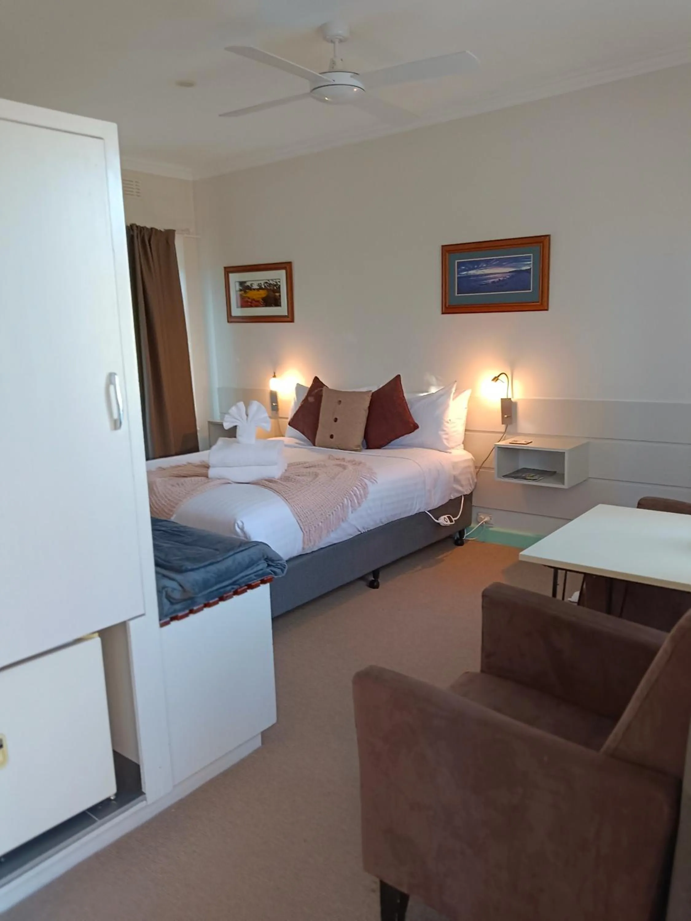 Bedroom, Bed in Buffalo Motel and Country Retreat