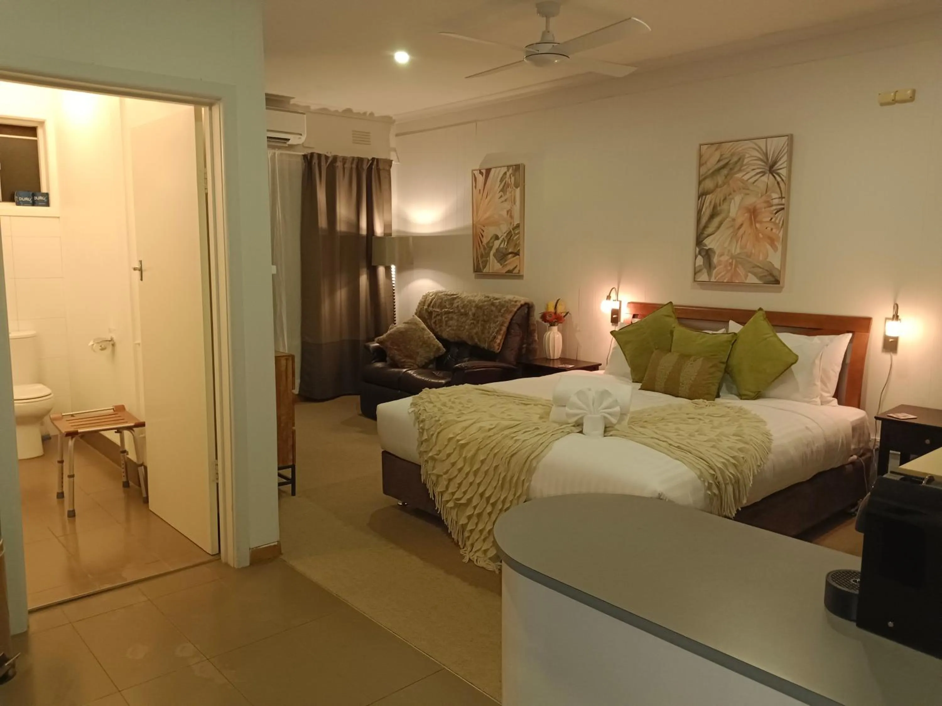 Photo of the whole room, Bed in Buffalo Motel and Country Retreat