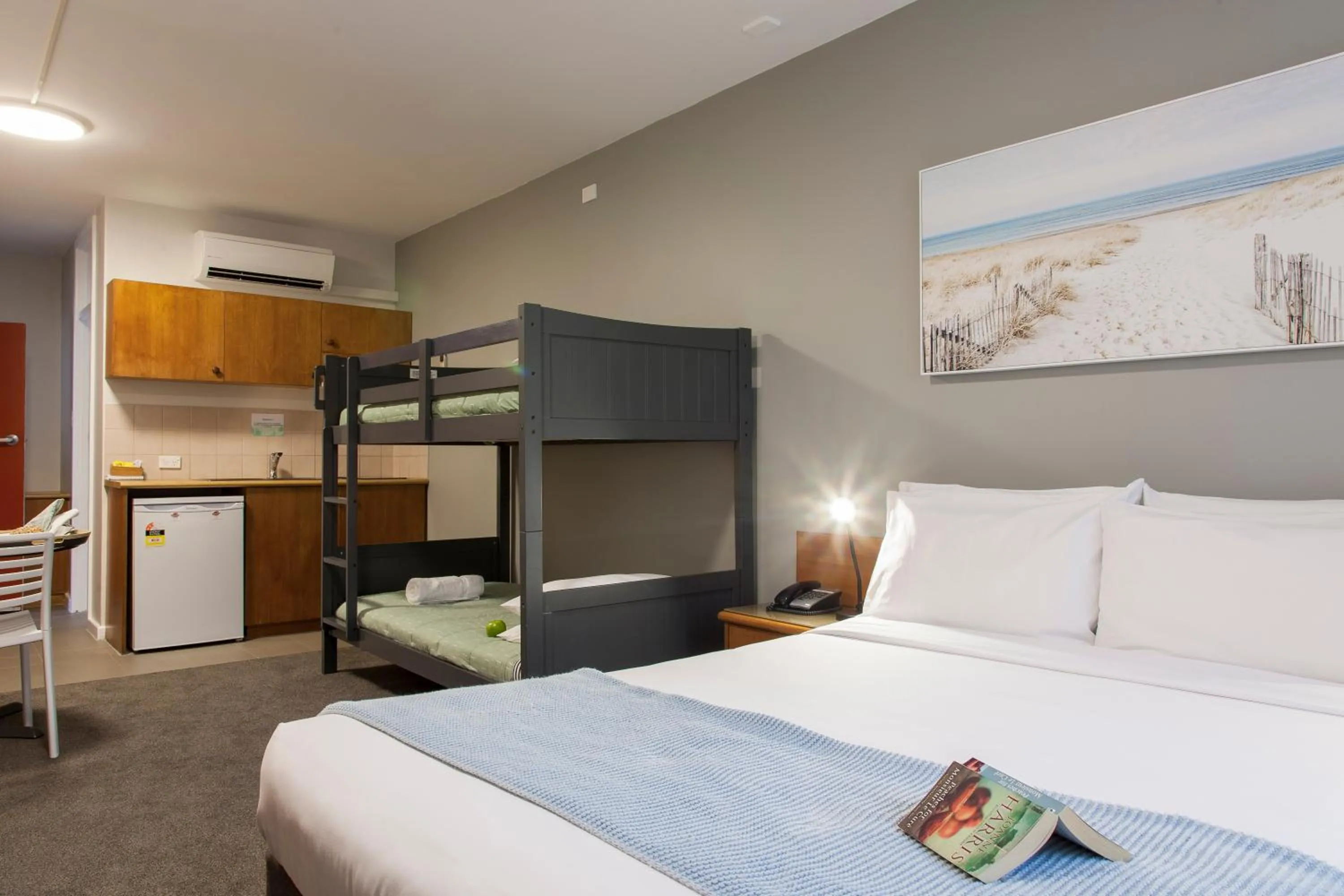 Bedroom, Bed in Kings Park Motel