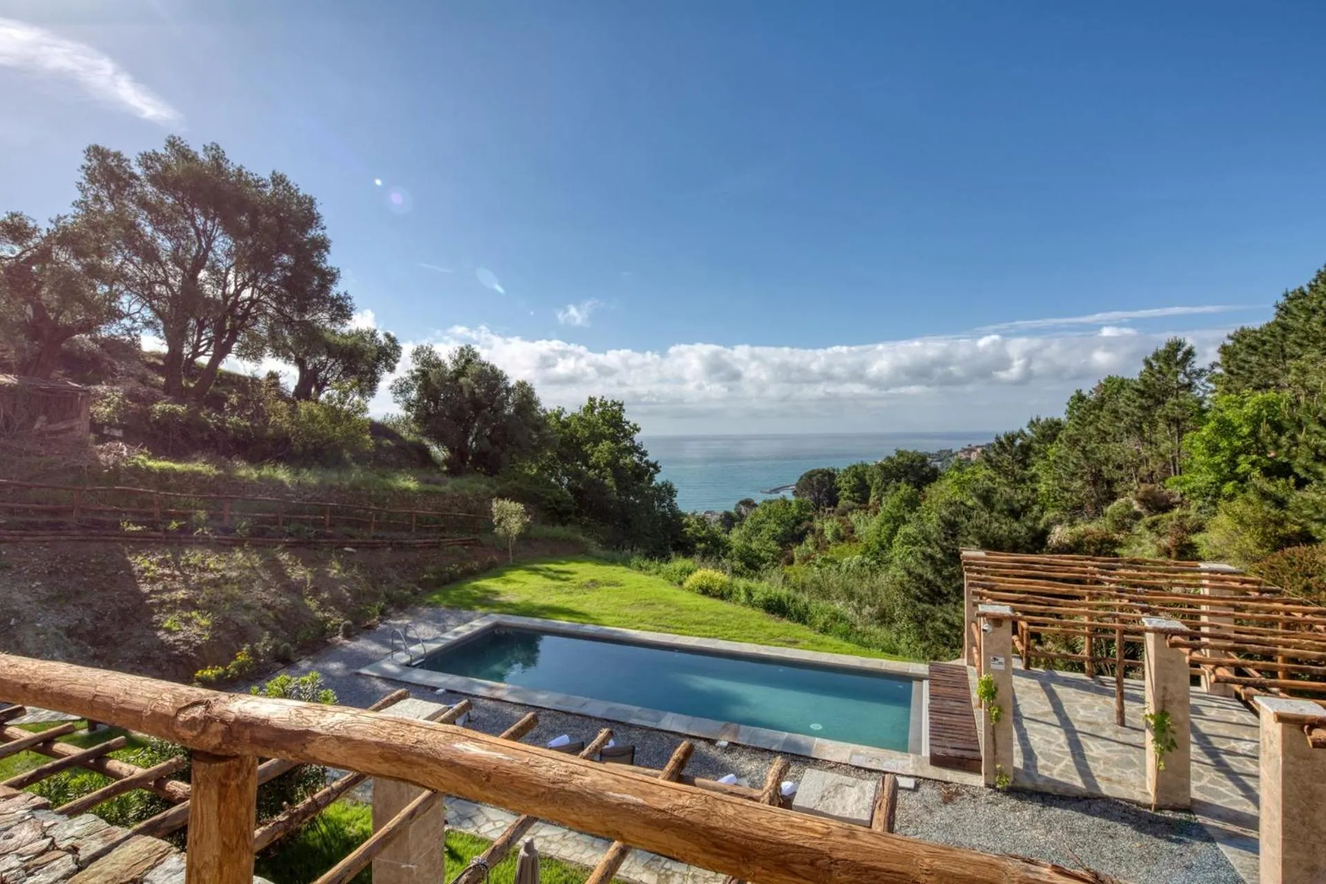 Swimming pool in Mirandola Suites