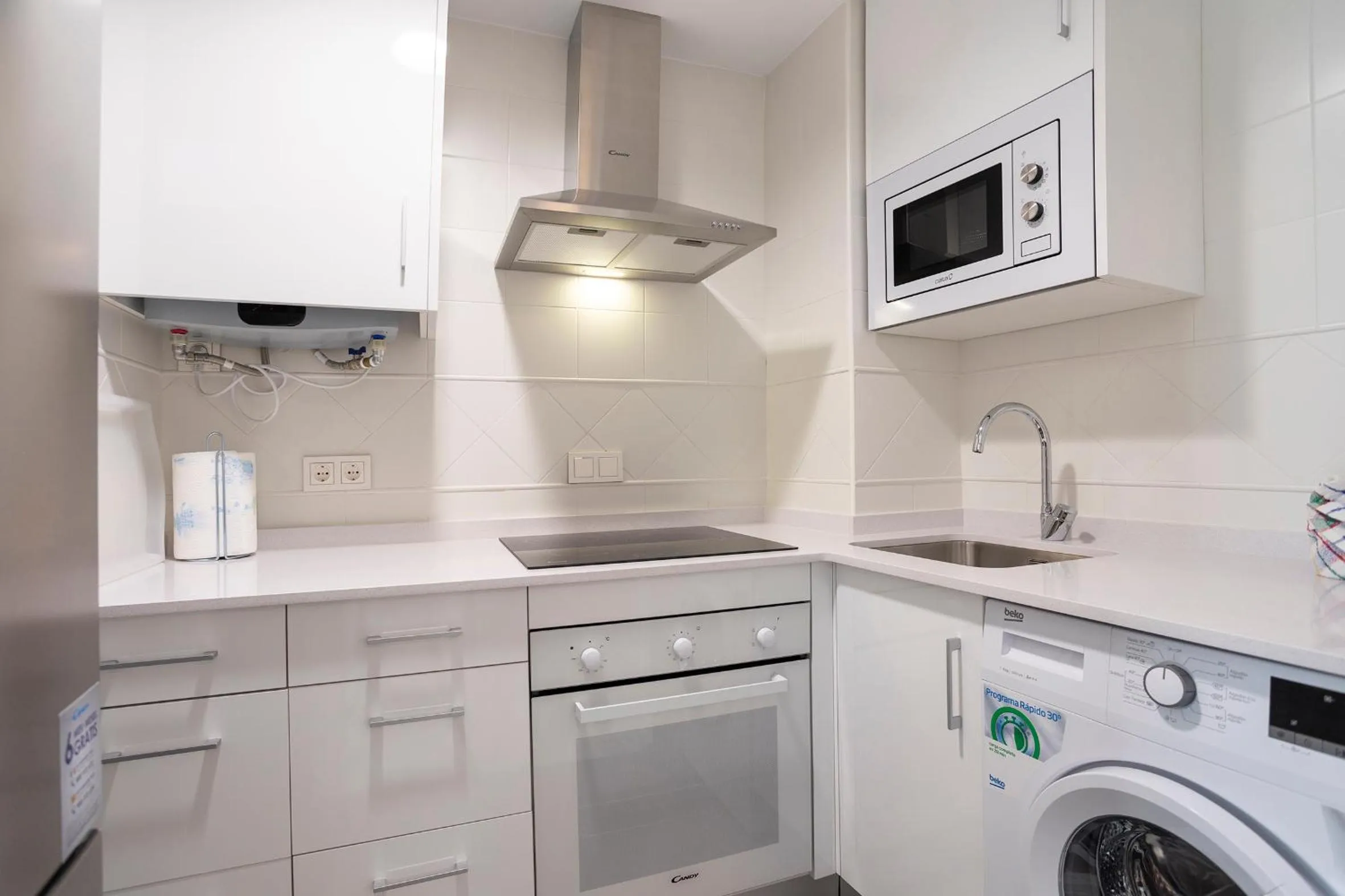 Kitchen or kitchenette in Málaga Rivas 34 Suites Homes