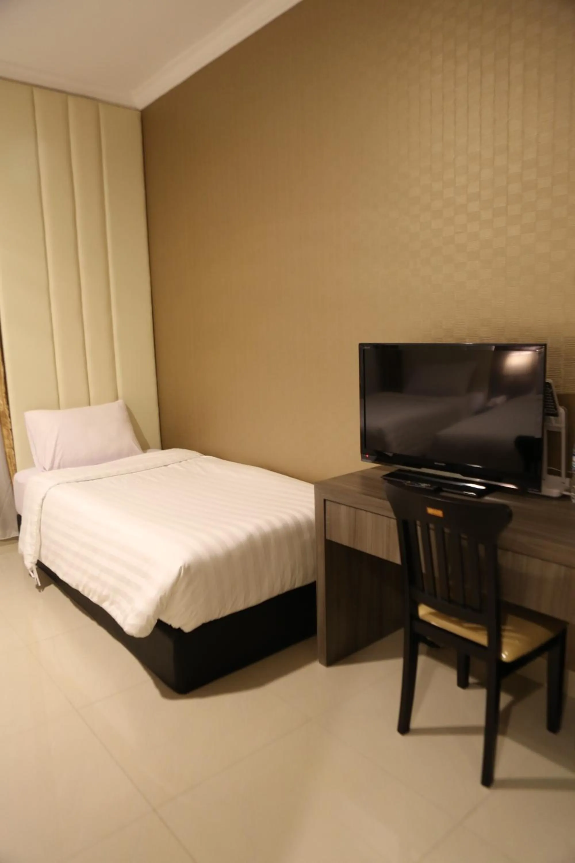 Photo of the whole room, Bed in Hotel 55