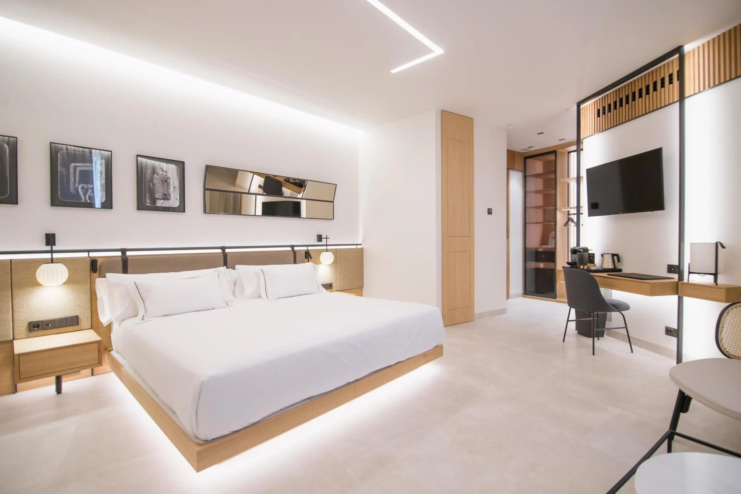 Photo of the whole room, Bed in MYR Puerta Serranos