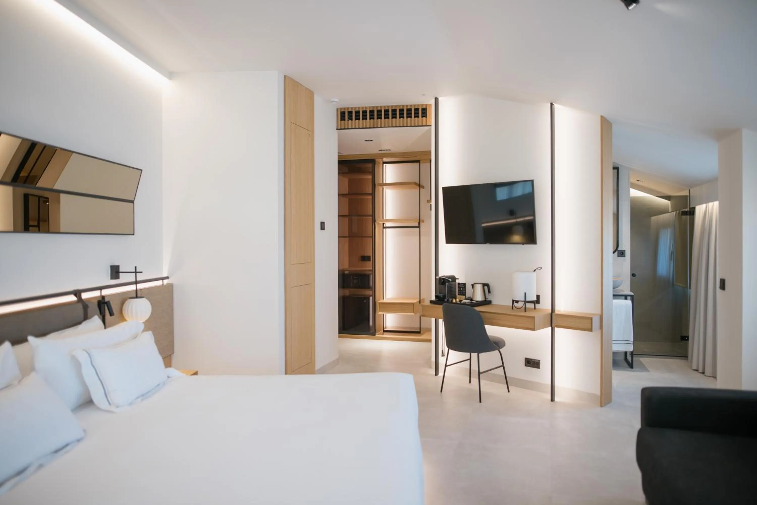 Photo of the whole room, Bed in MYR Puerta Serranos