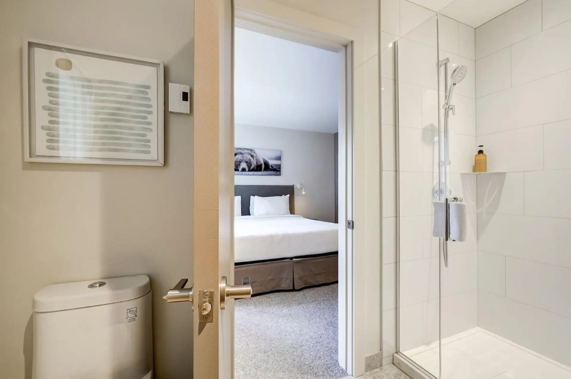 Bed in Suites du Lac Moore by Manitonga