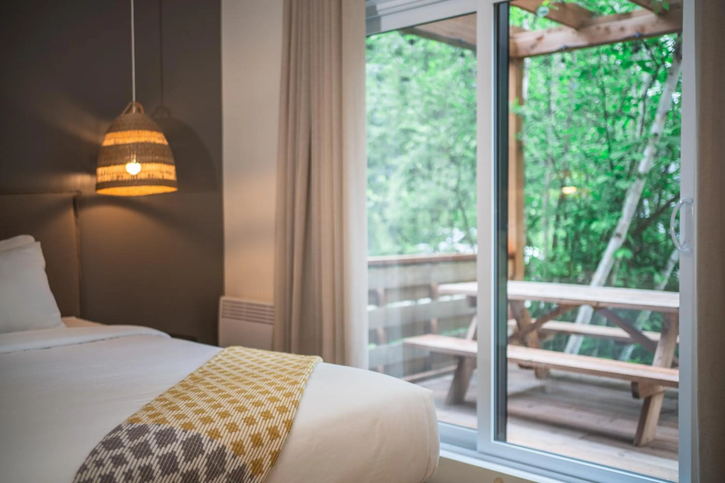 Patio, Bed in Suites du Lac Moore by Manitonga