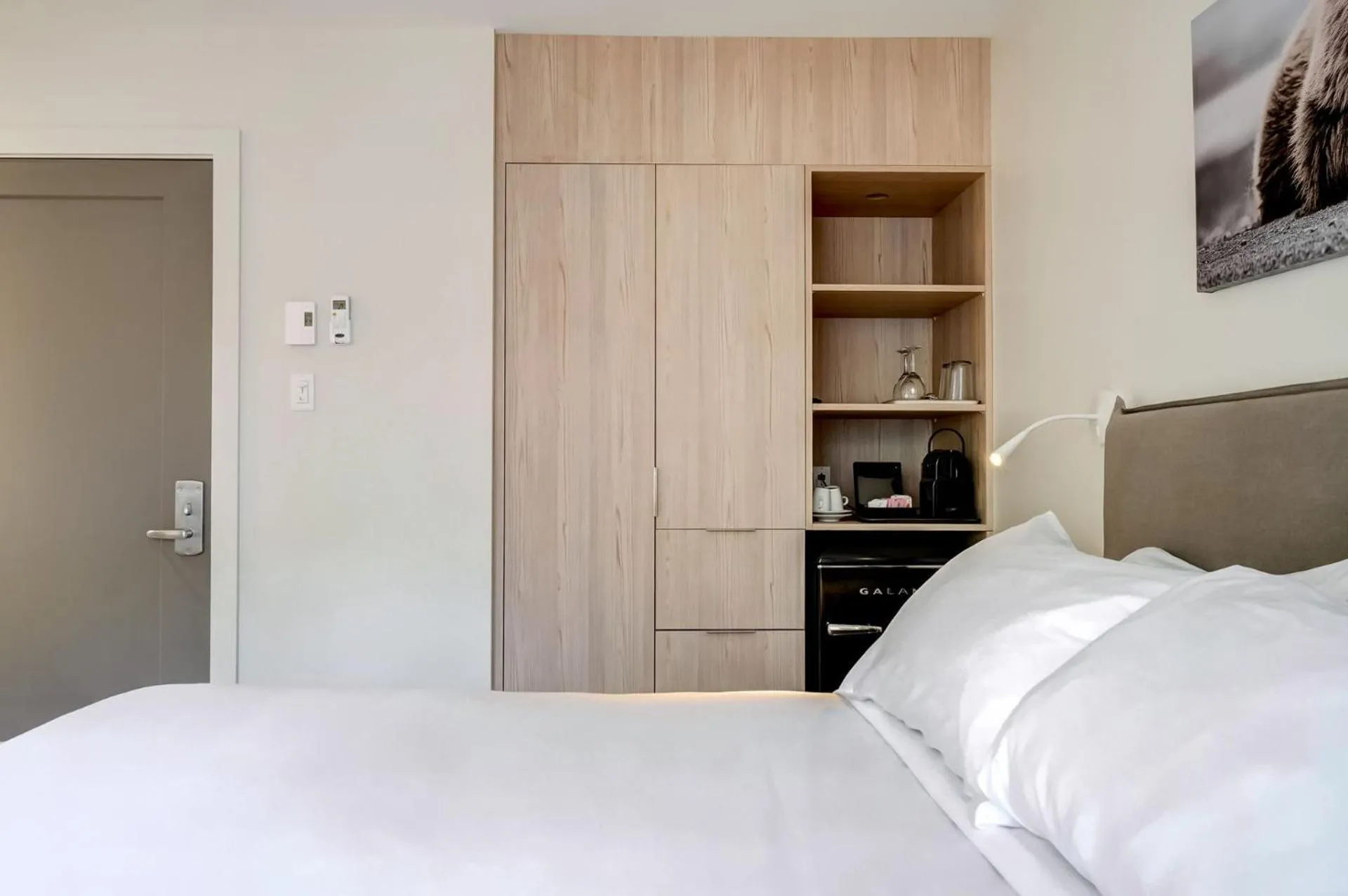 Bed in Suites du Lac Moore by Manitonga