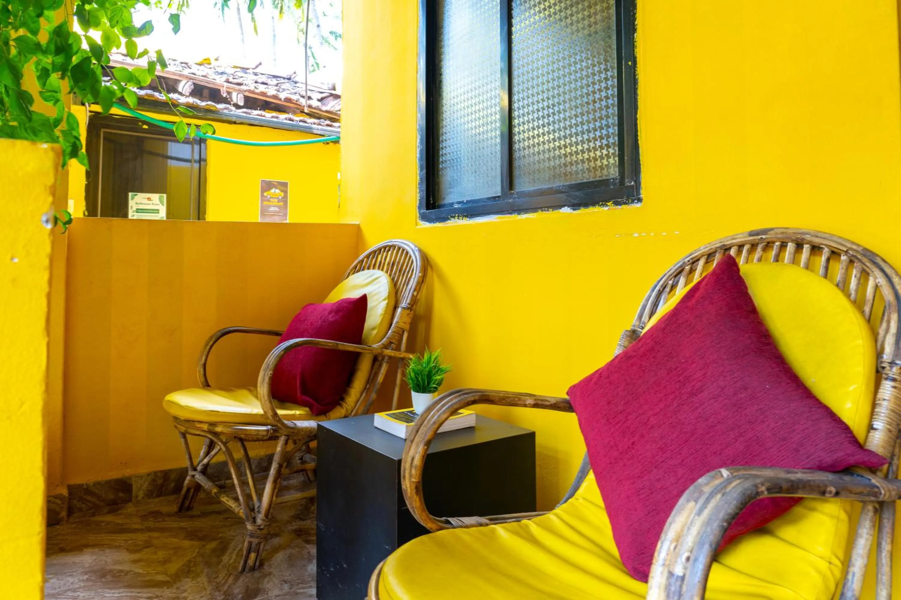 Seating area in Whoopers Hostel Palolem