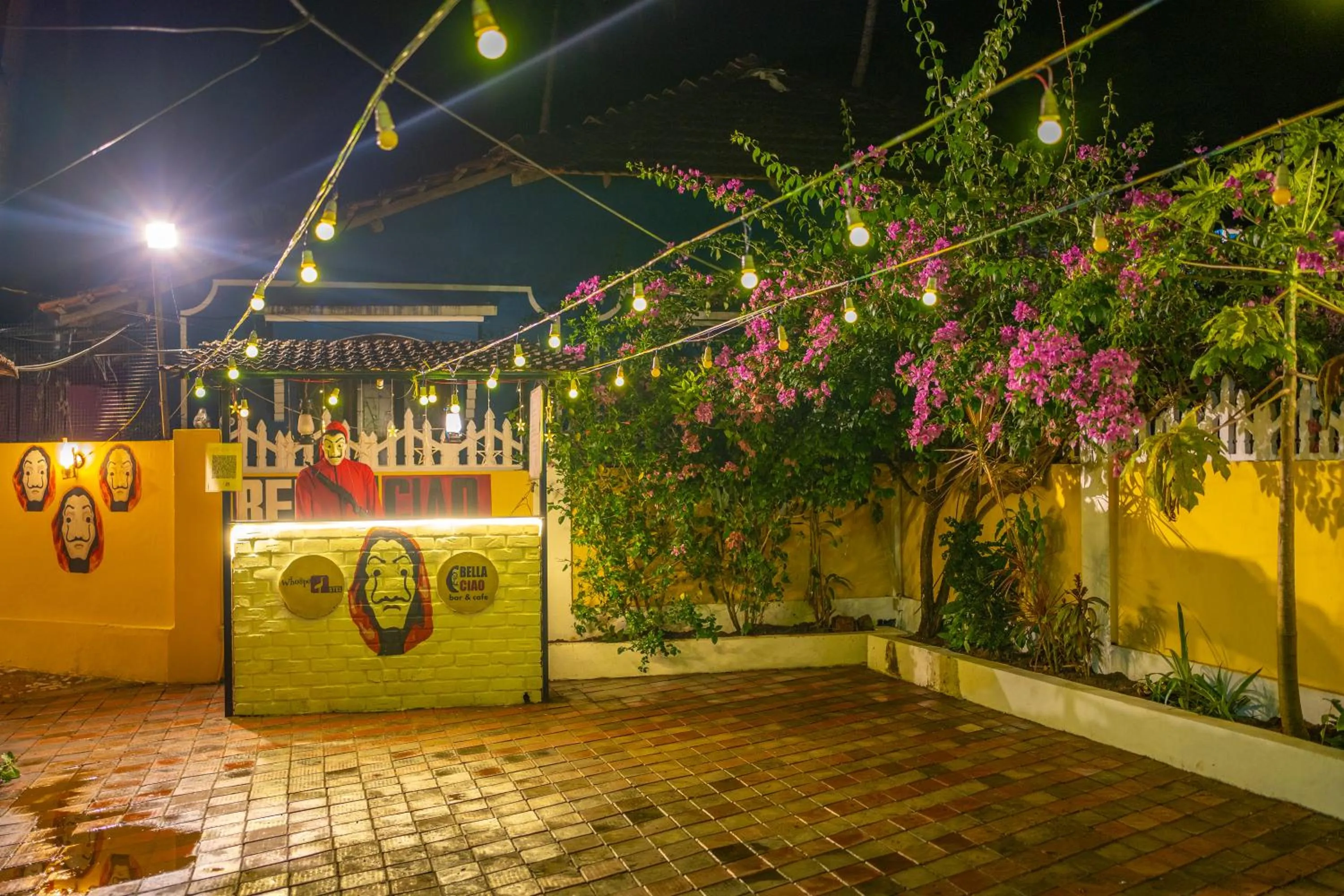 Garden view in Whoopers Hostel Palolem