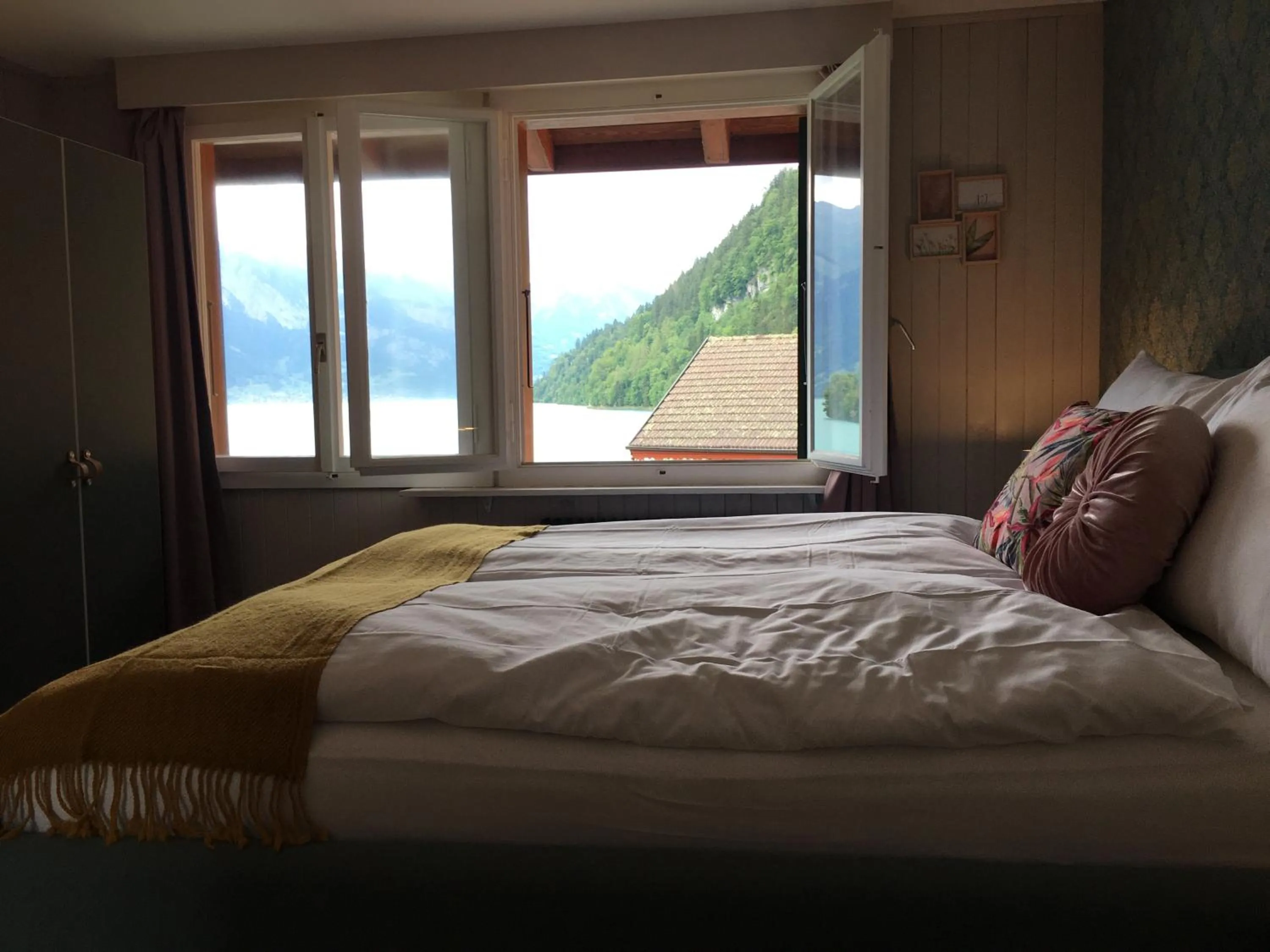 Bed in Boutique Hotel Bellevue B&B am Brienzersee Iseltwald Interlaken