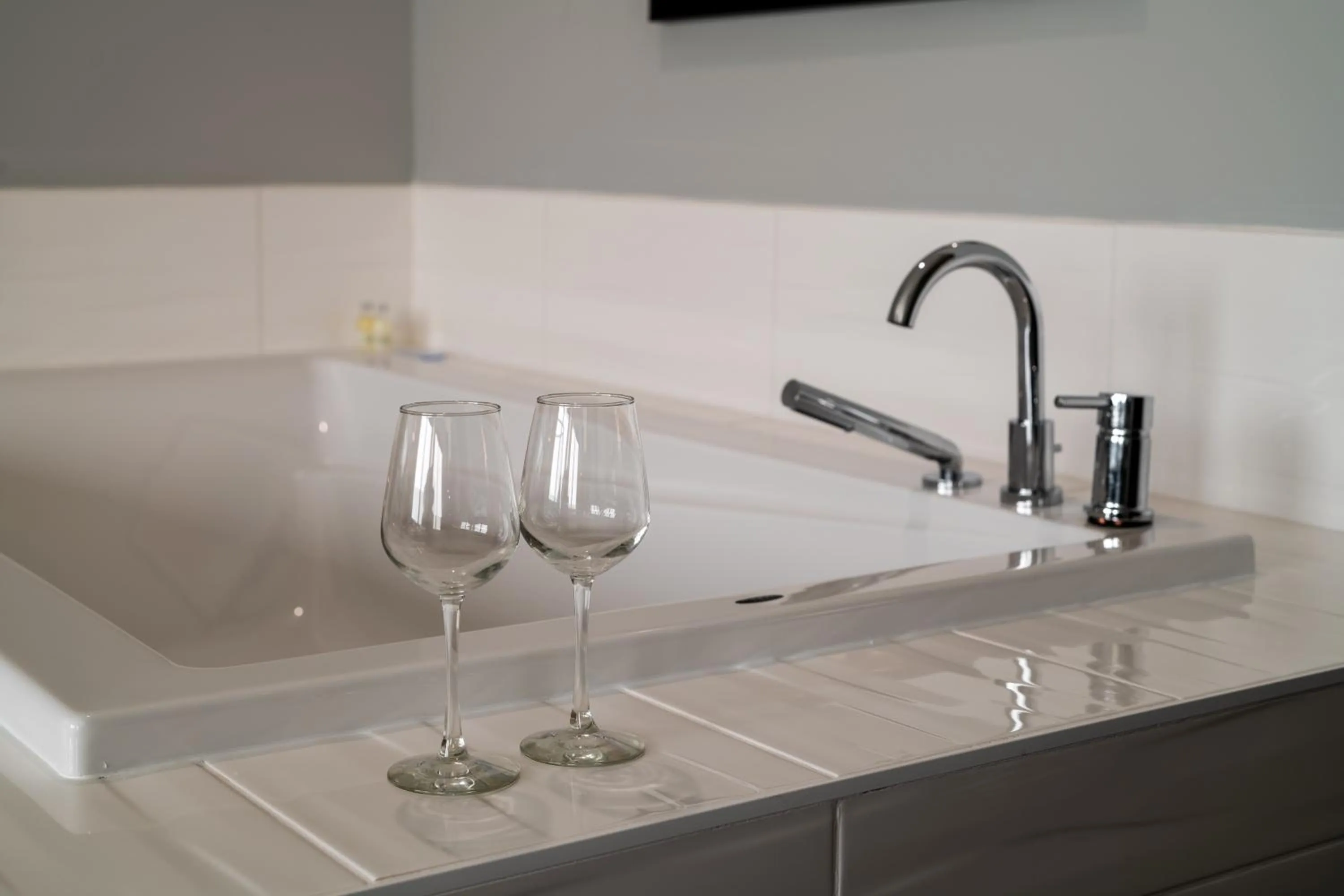 Bath in Amsterdam Inn & Suites, an Ascend Collection Hotel