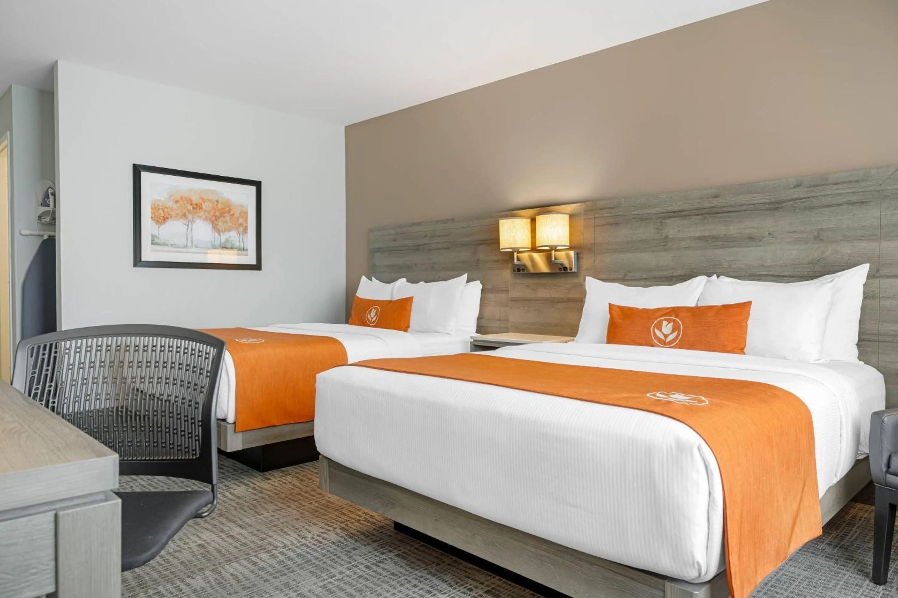 Bedroom, Bed in Amsterdam Inn & Suites, an Ascend Collection Hotel