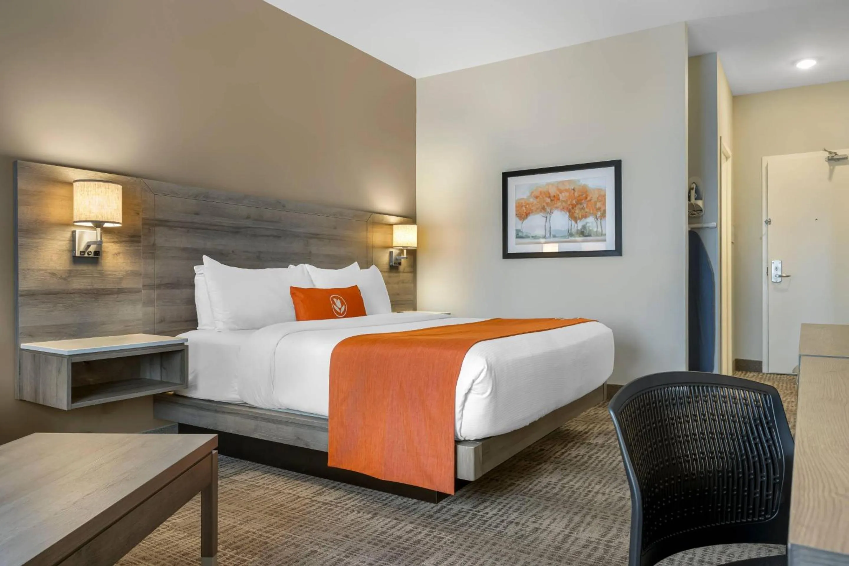 Bedroom, Bed in Amsterdam Inn & Suites, an Ascend Collection Hotel