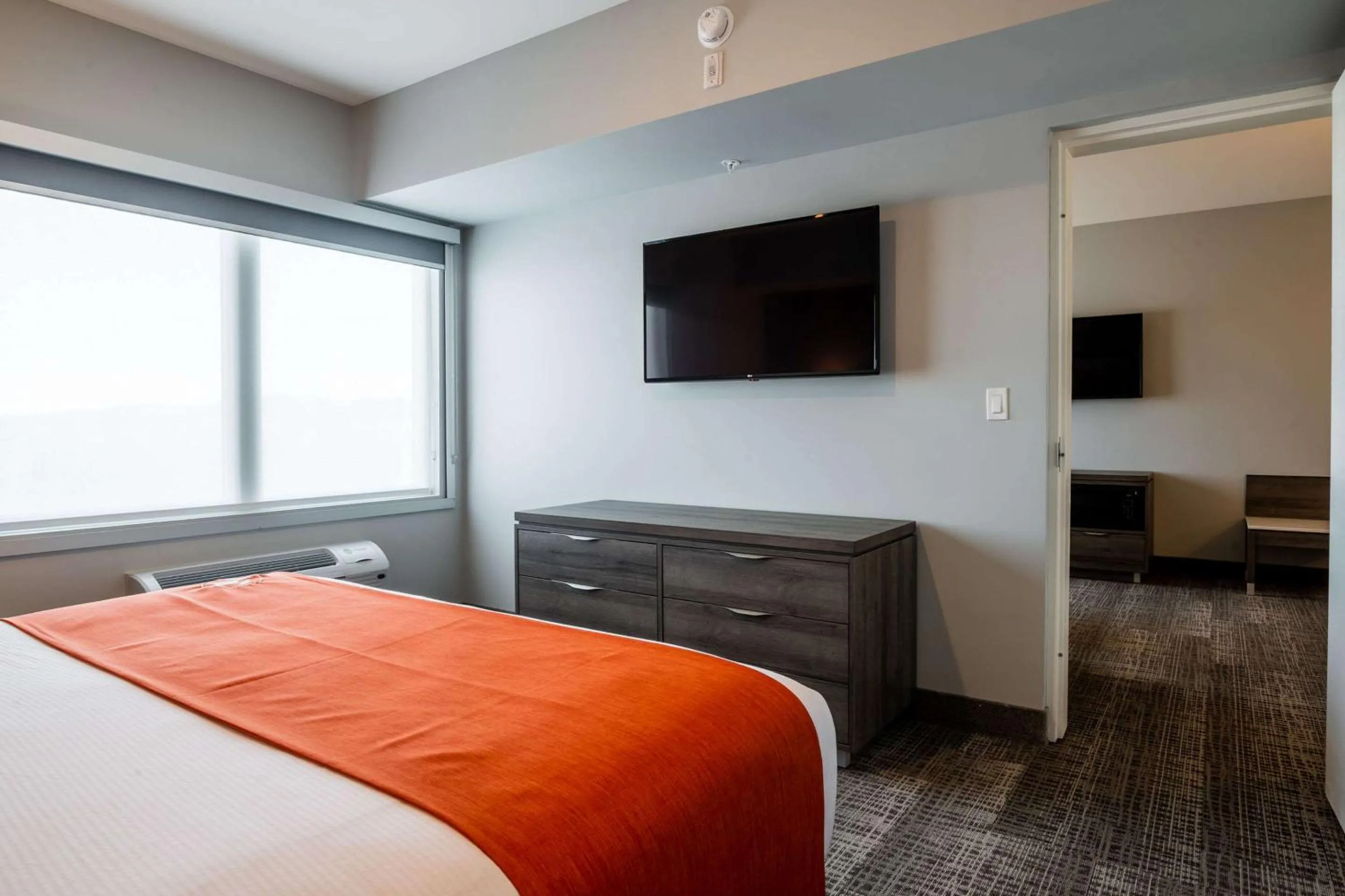Bedroom, Bed in Amsterdam Inn & Suites, an Ascend Collection Hotel