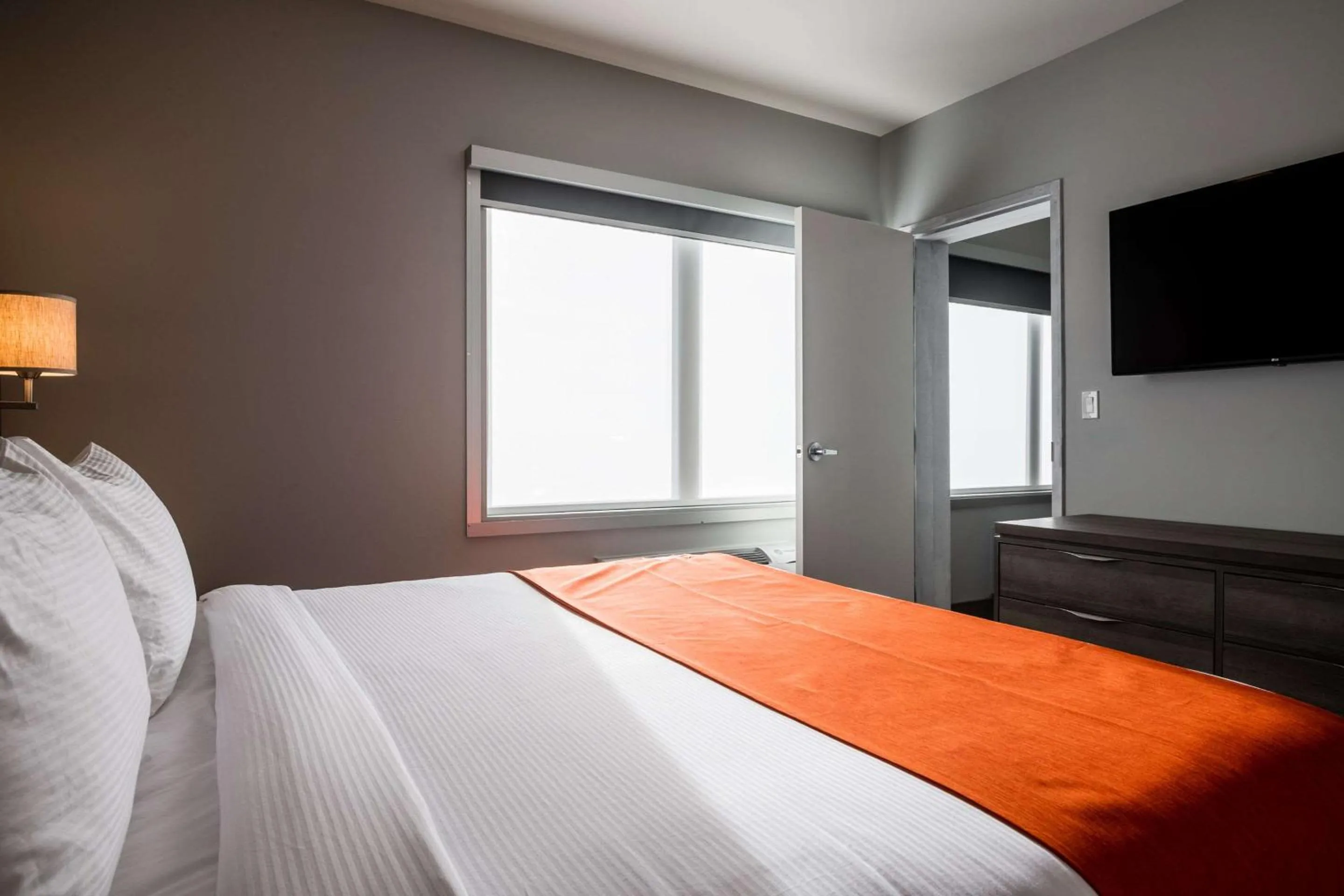 Bedroom, Bed in Amsterdam Inn & Suites, an Ascend Collection Hotel