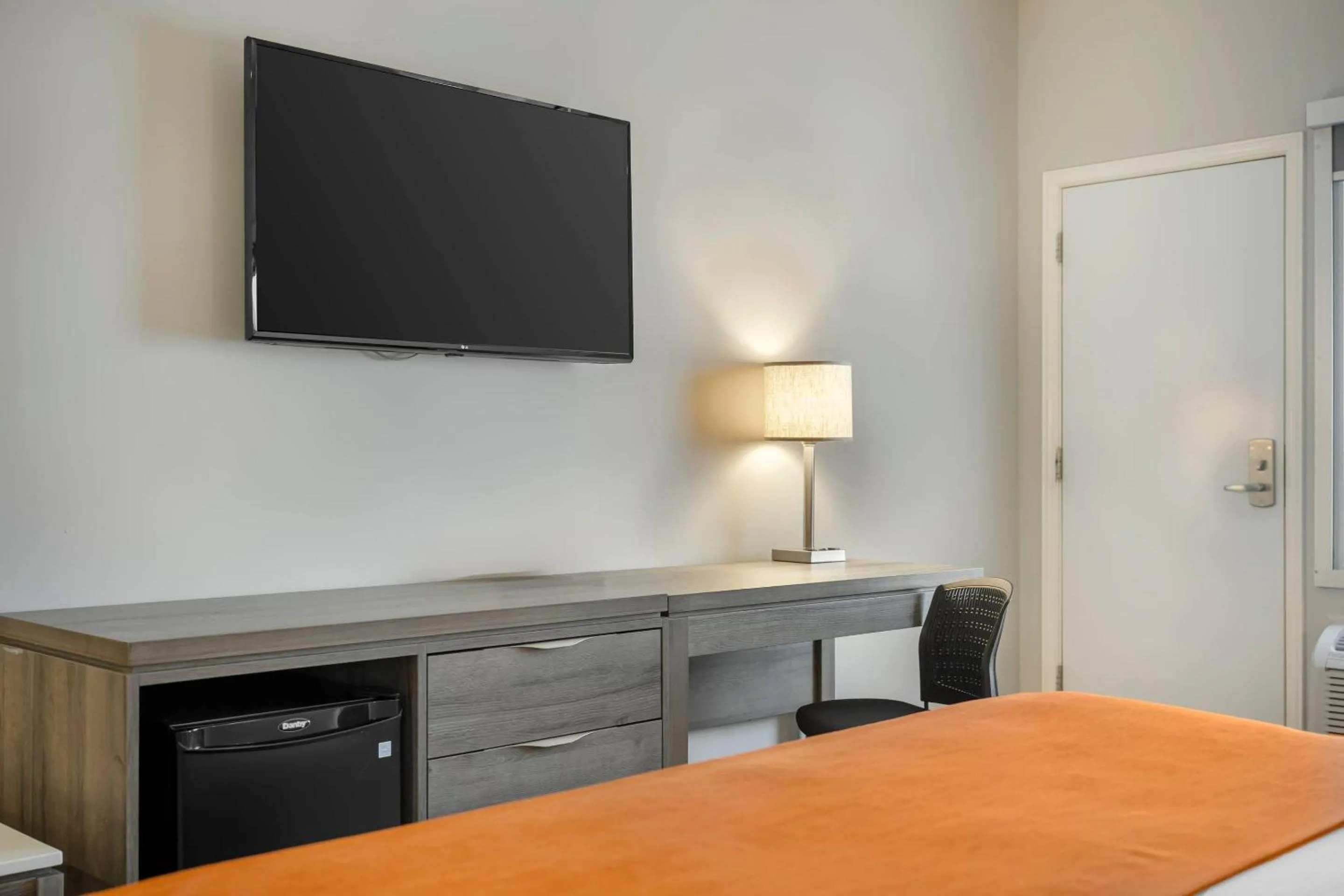 Bedroom, Bed in Amsterdam Inn & Suites, an Ascend Collection Hotel