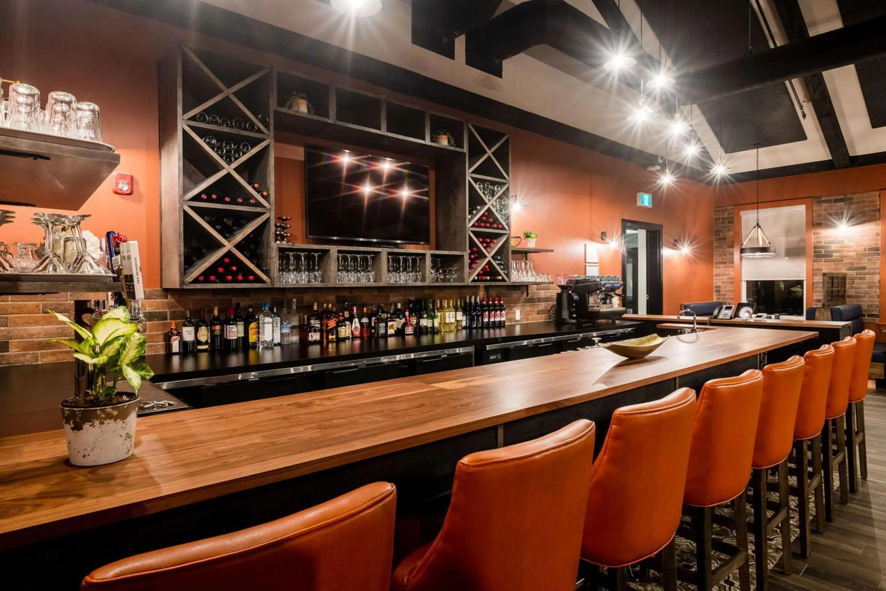 Restaurant/places to eat in Amsterdam Inn & Suites, an Ascend Collection Hotel