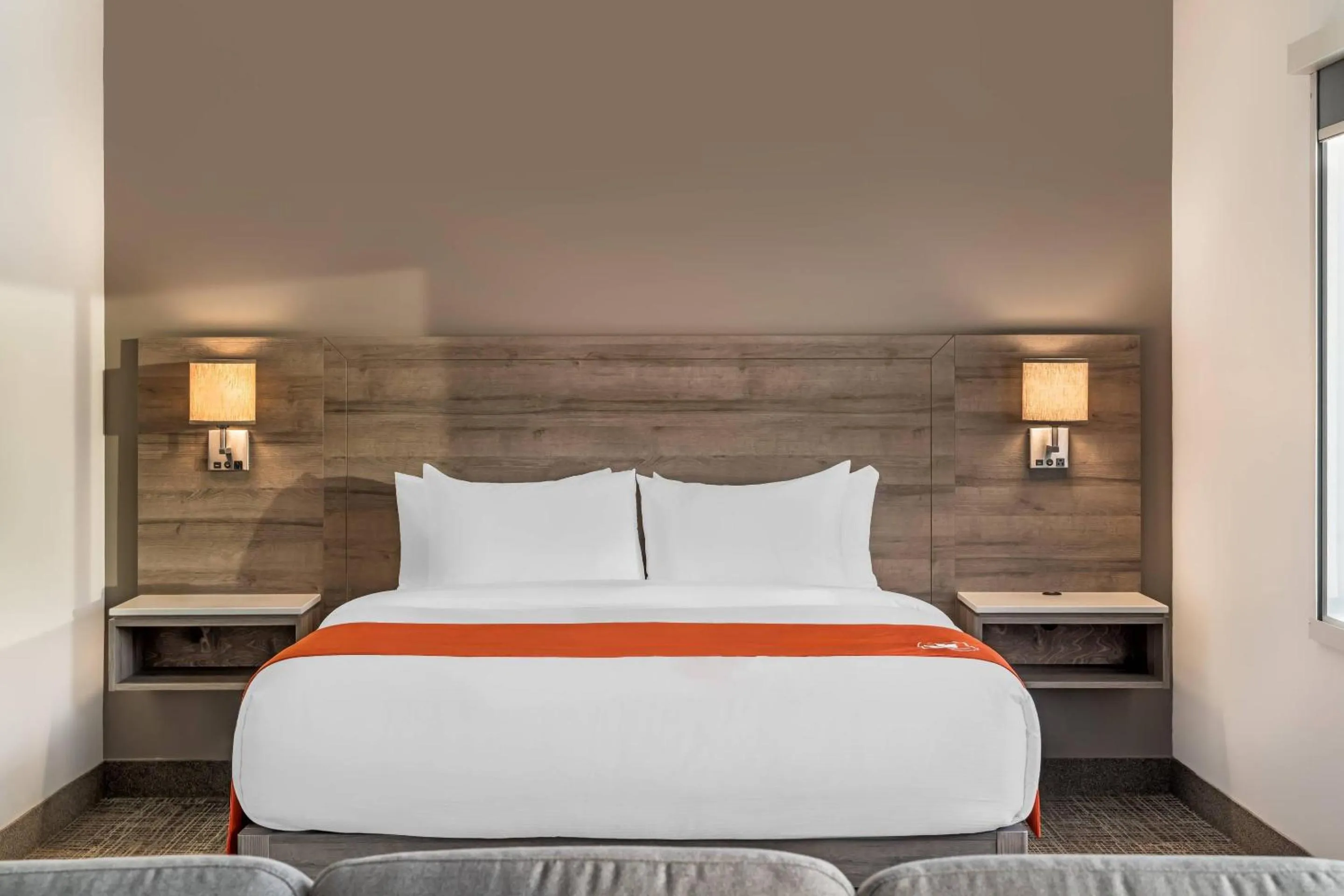 Bedroom, Bed in Amsterdam Inn & Suites, an Ascend Collection Hotel