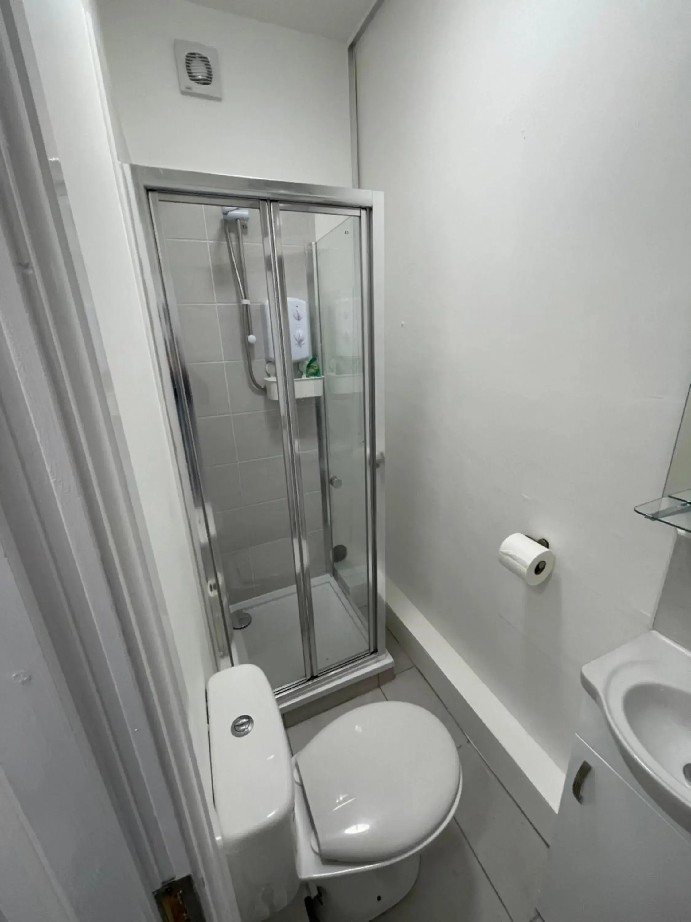 Standard Triple Room in County serviced accommodation Standard Triple Room in County serviced accommodation