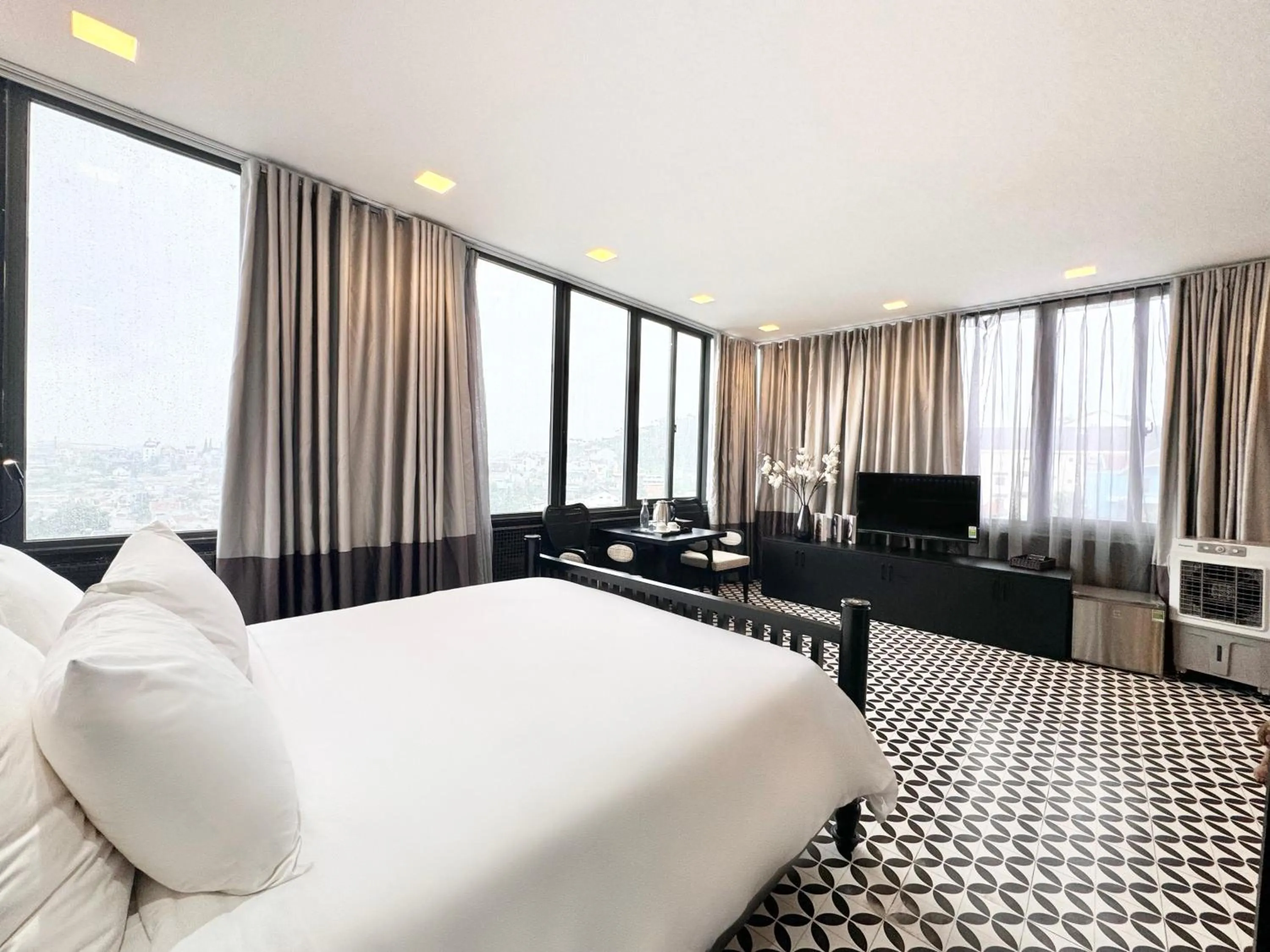 Bed in TTR Skypool View Hotel