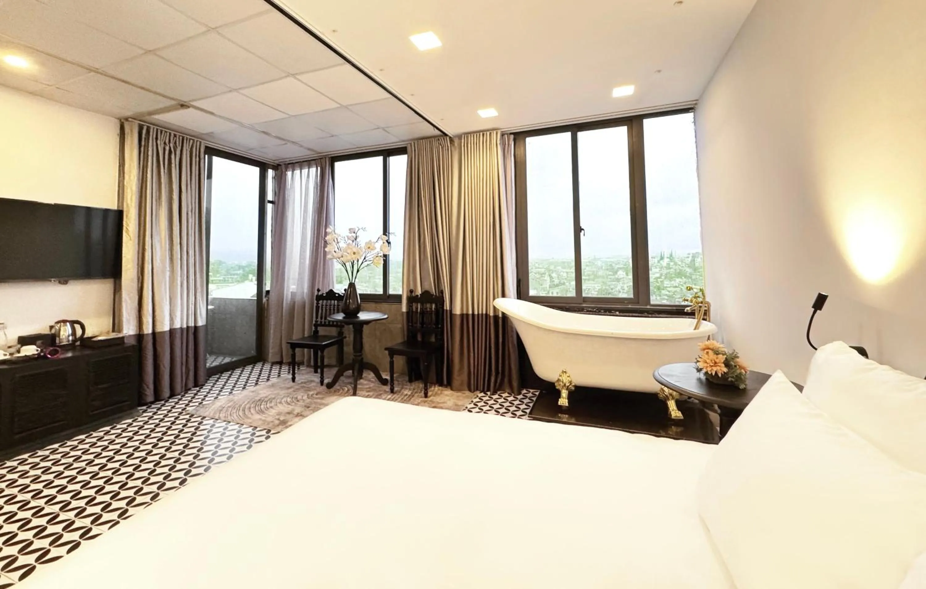 Bed in TTR Skypool View Hotel