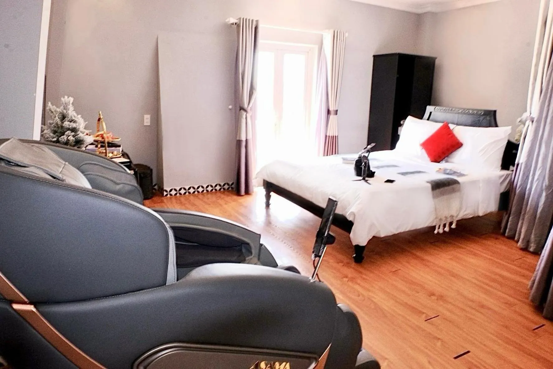 Bed in TTR Skypool View Hotel