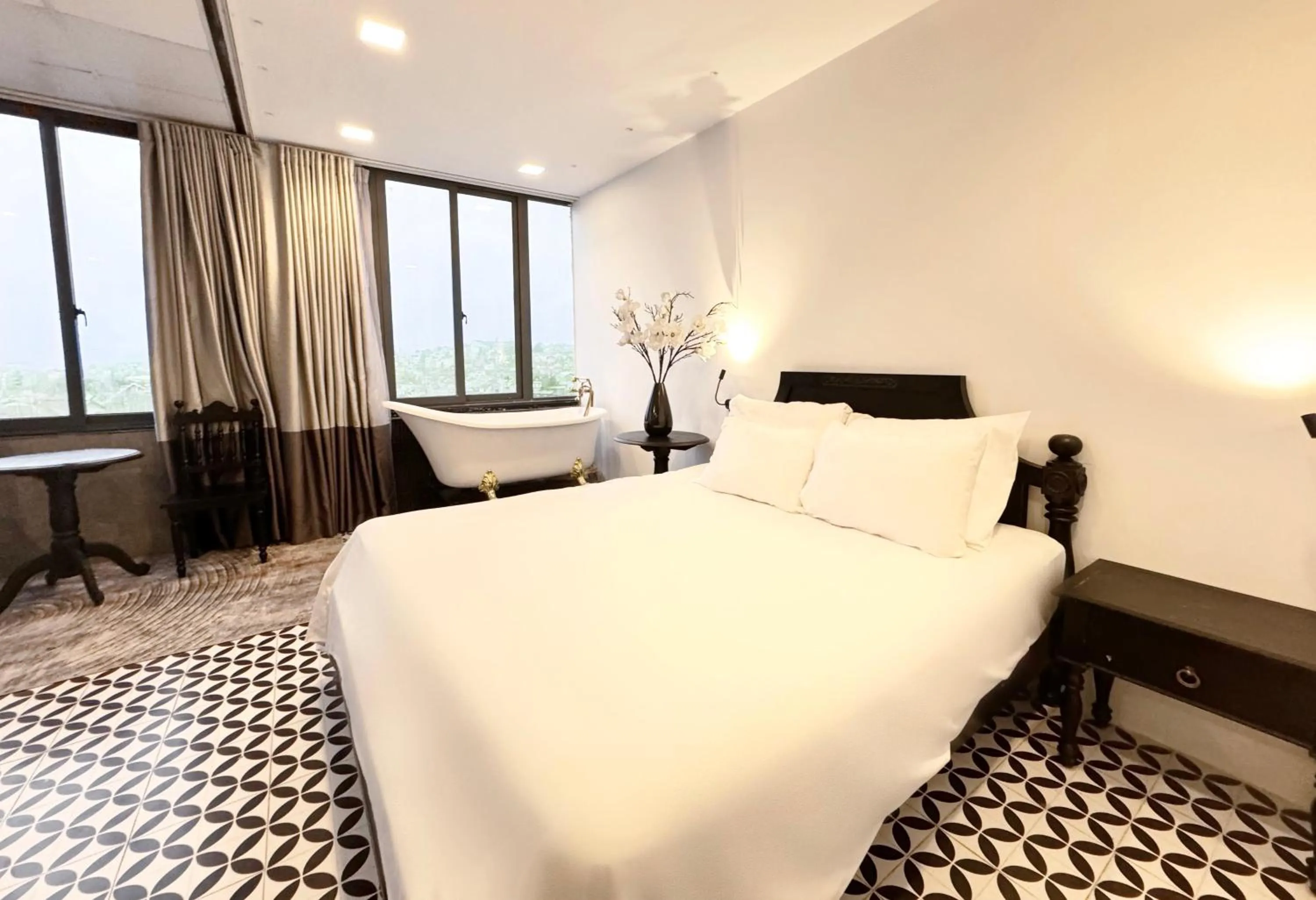 Bed in TTR Skypool View Hotel