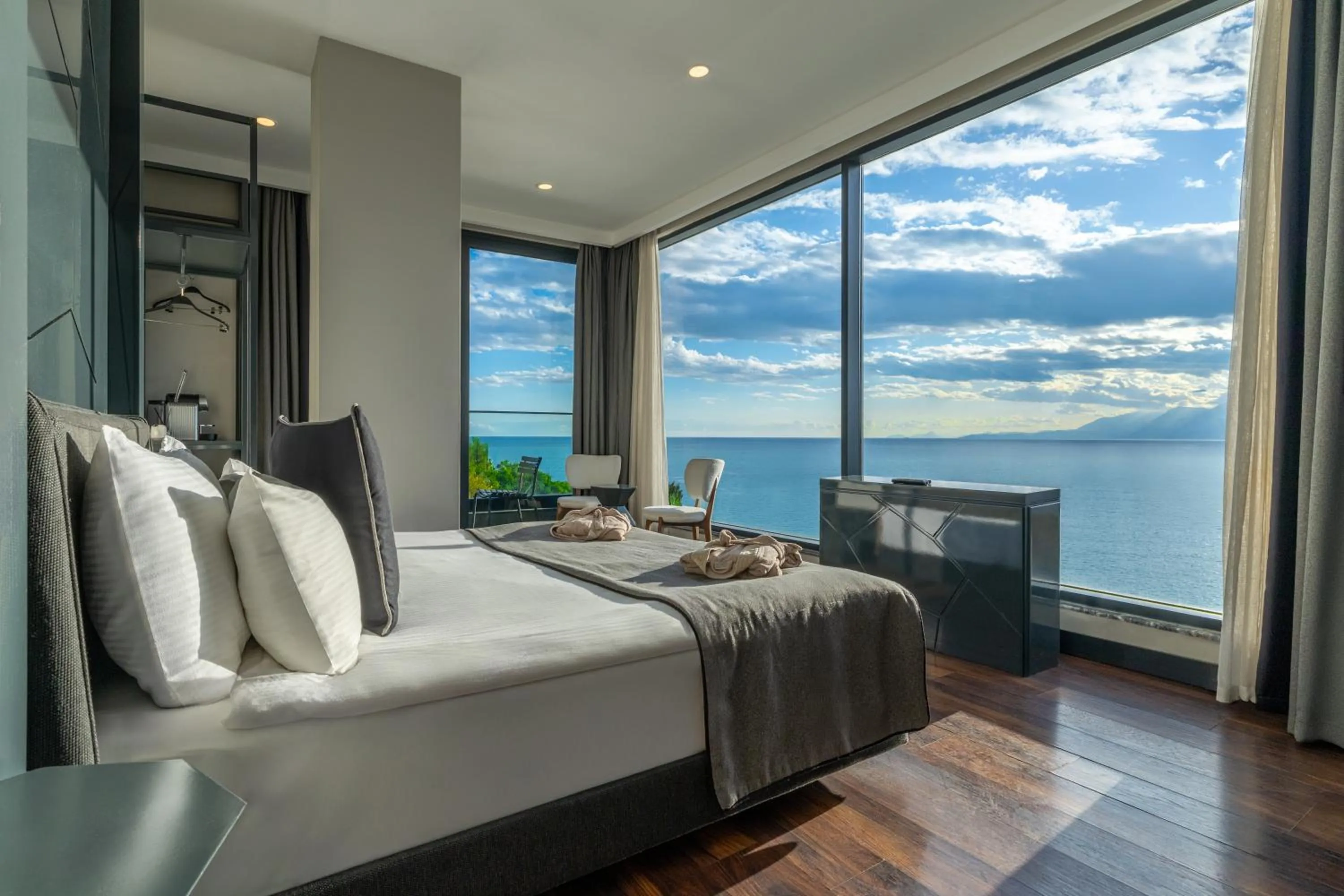 View (from property/room), Bed in Lucky Monkey Hotel