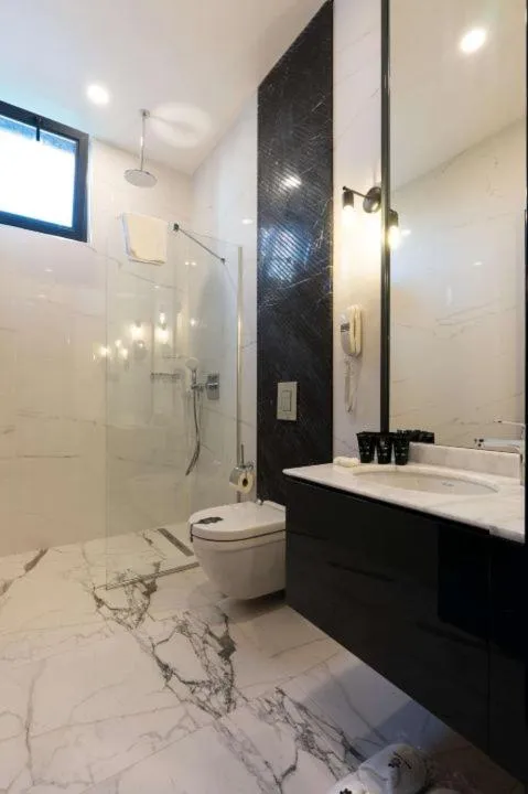 Shower in Lucky Monkey Hotel