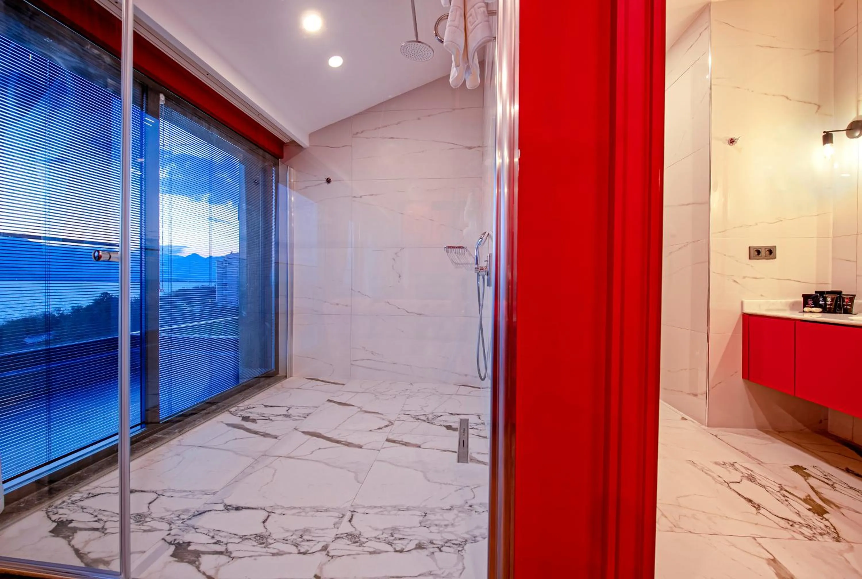 Shower in Lucky Monkey Hotel