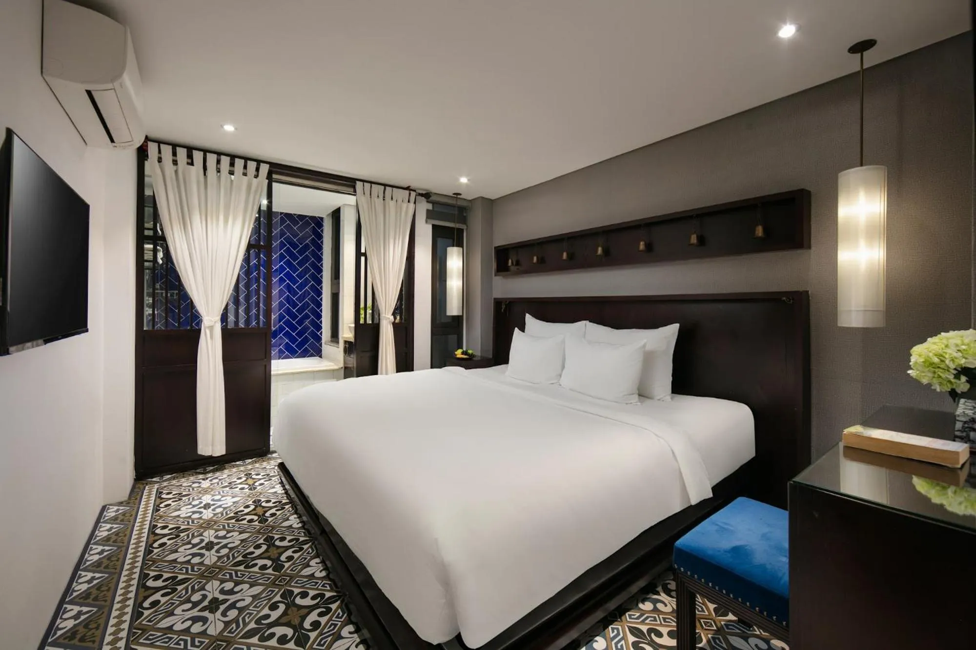 Photo of the whole room, Bed in Carillon Boutique Hotel