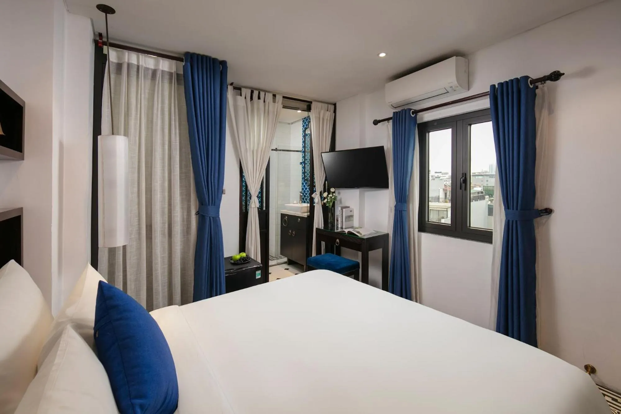 Photo of the whole room, Bed in Carillon Boutique Hotel