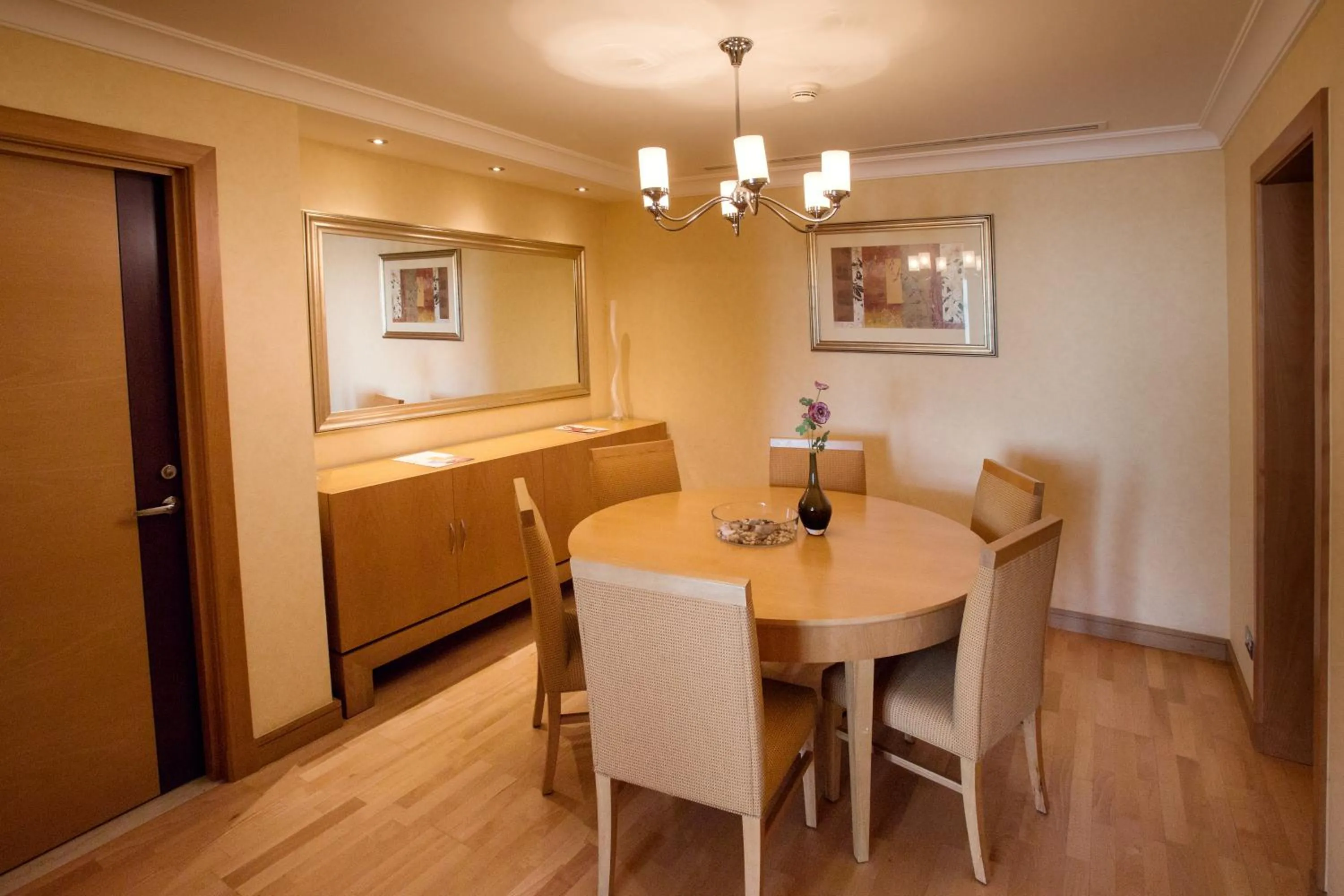 Living room in Copthorne Al Jahra Hotel & Resort