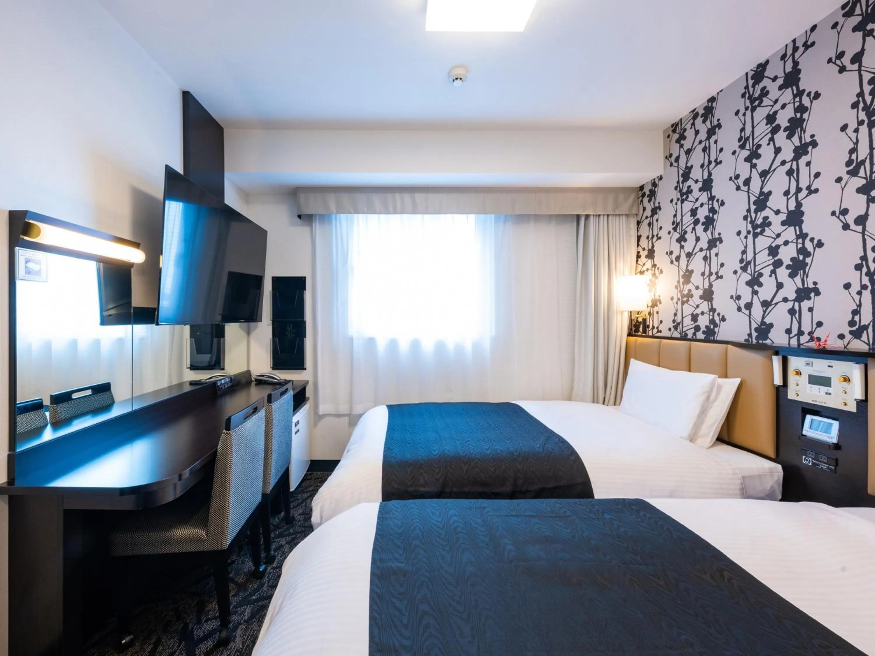 Photo of the whole room, Bed in APA Hotel Nagoya Ekimae