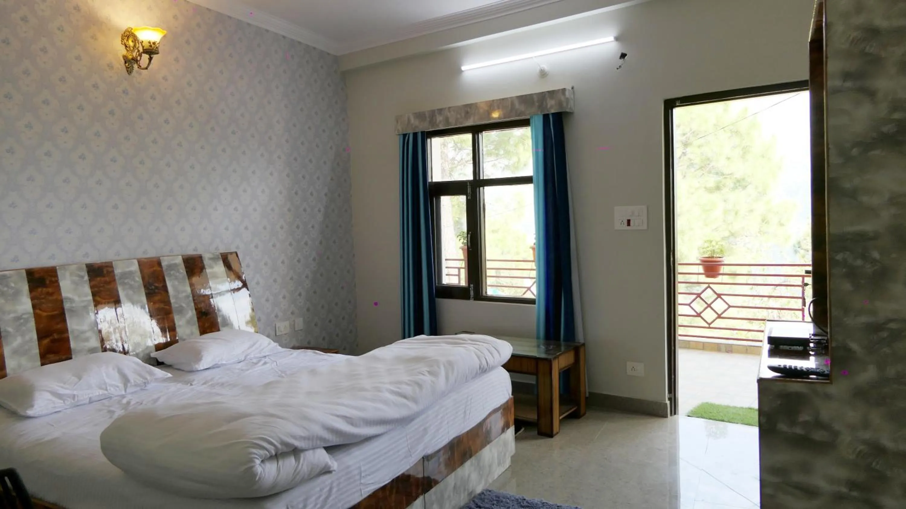 Bed in Kasauli Nature Inn