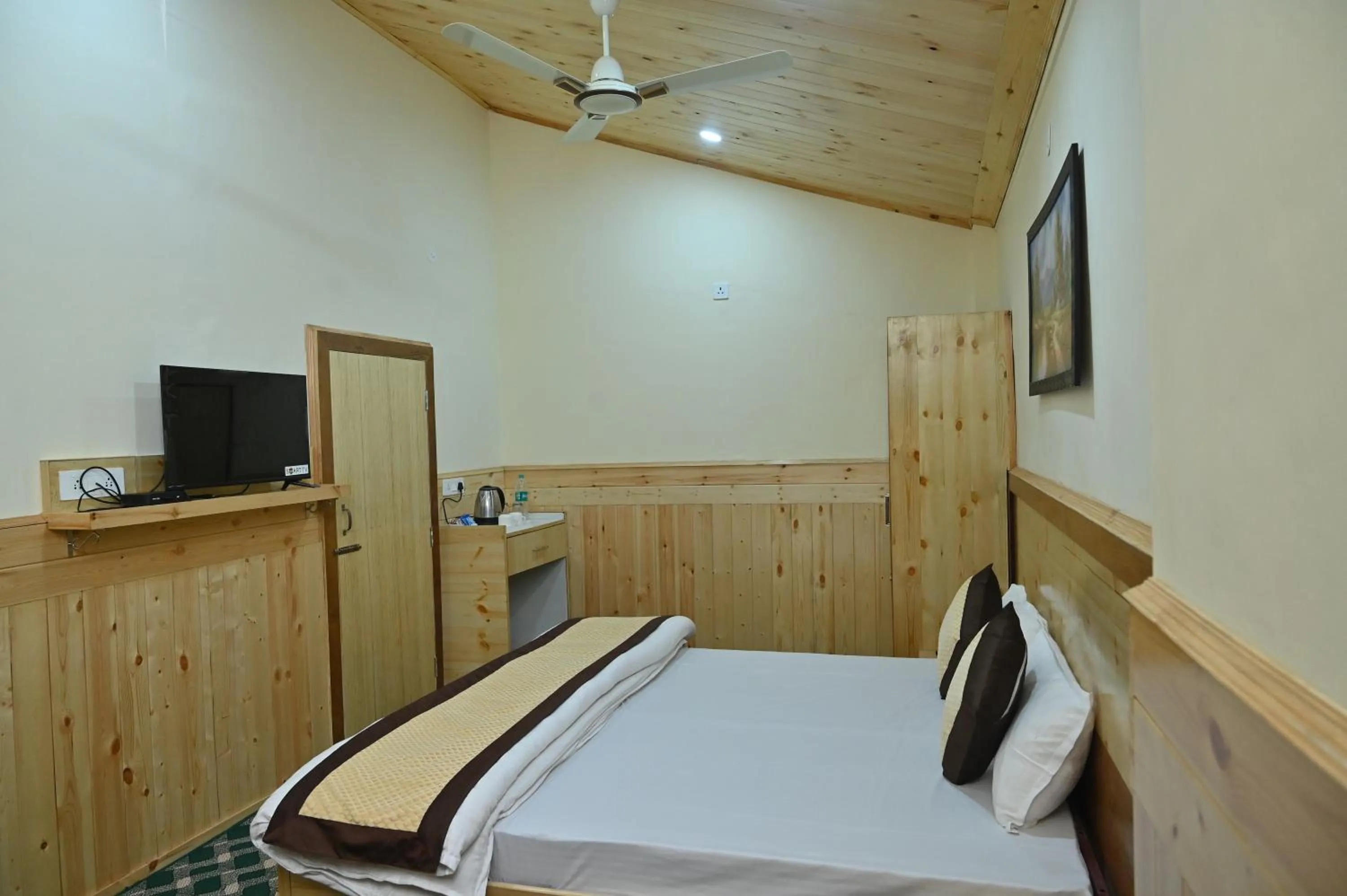 TV and multimedia, Bed in Kasauli Nature Inn