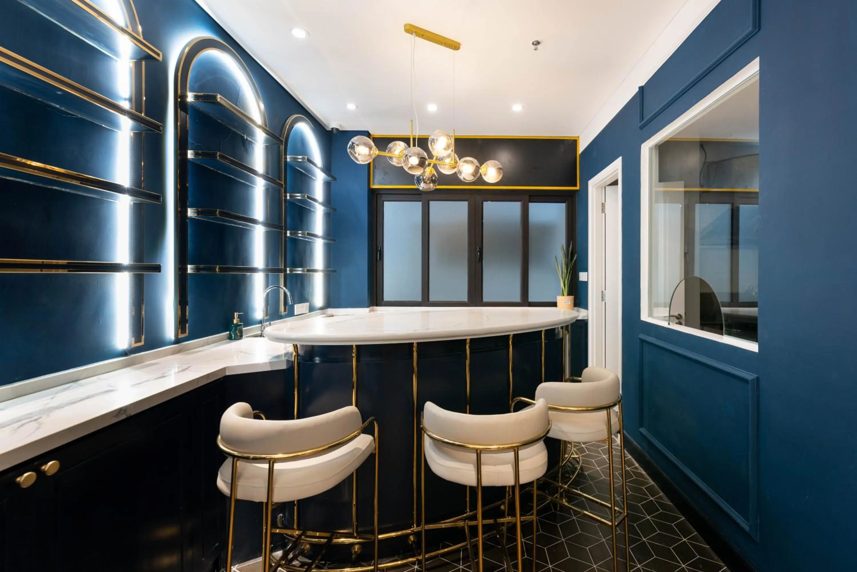 Lounge or bar in Louis Mo Apartment