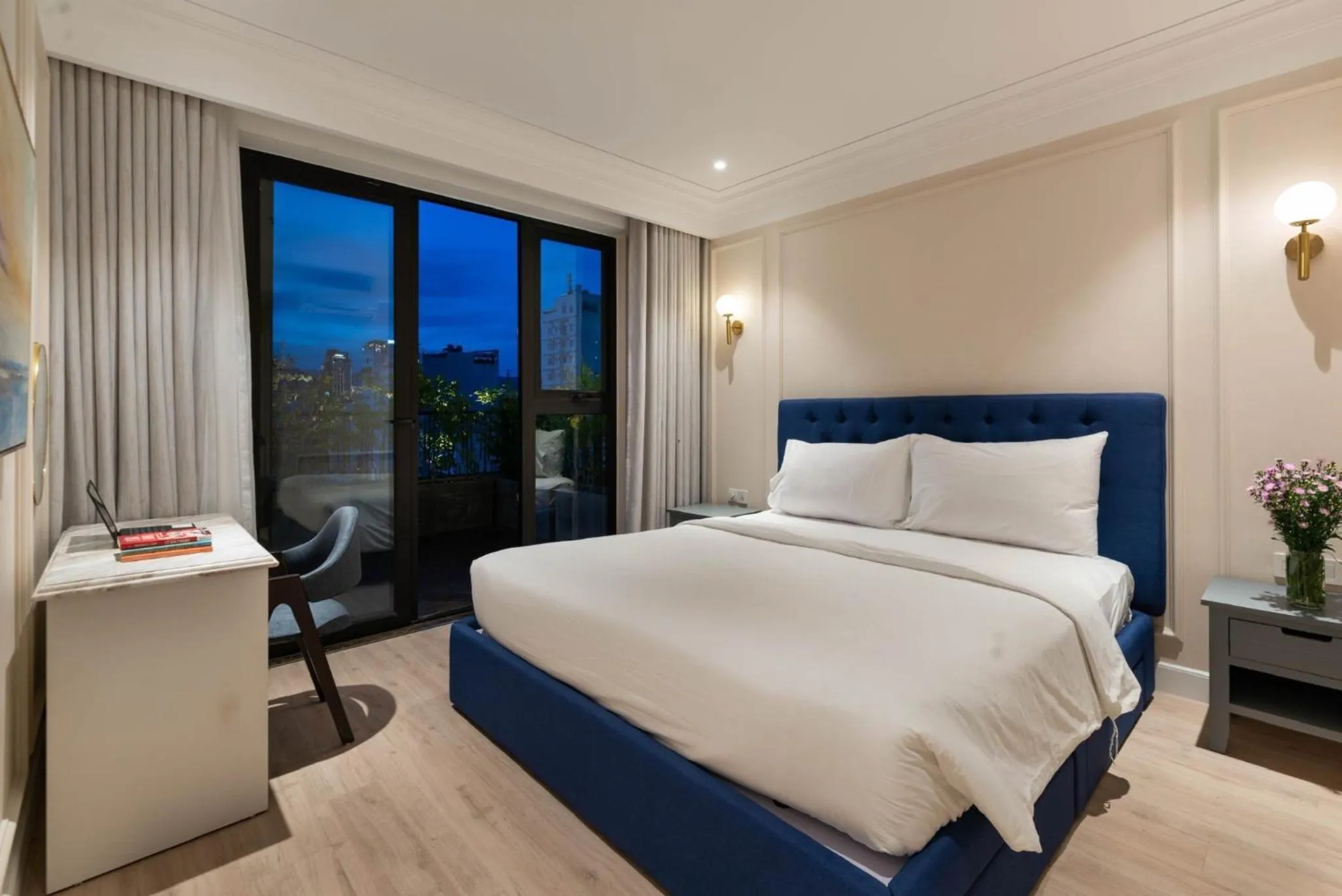 Photo of the whole room, Bed in Louis Mo Apartment