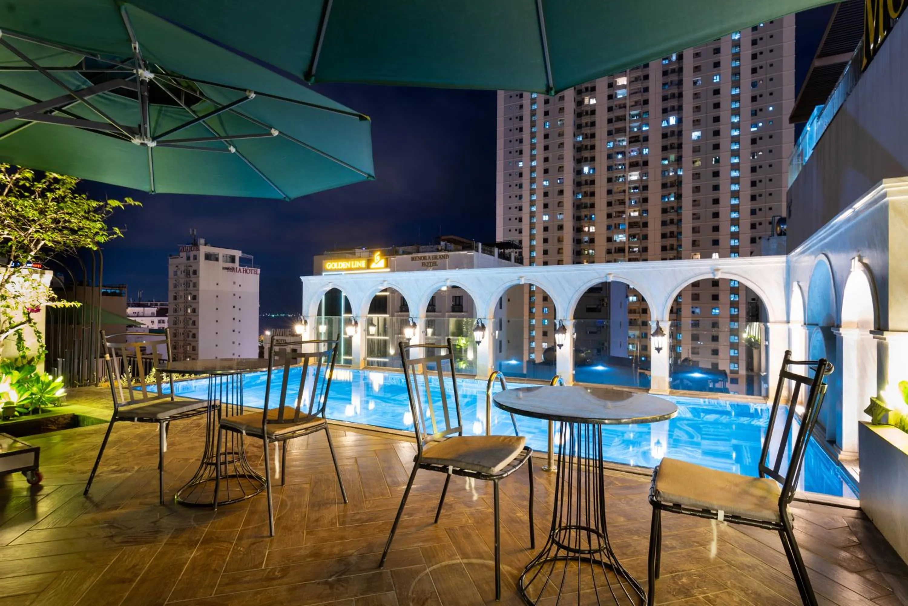 Pool view in Louis Mo Apartment