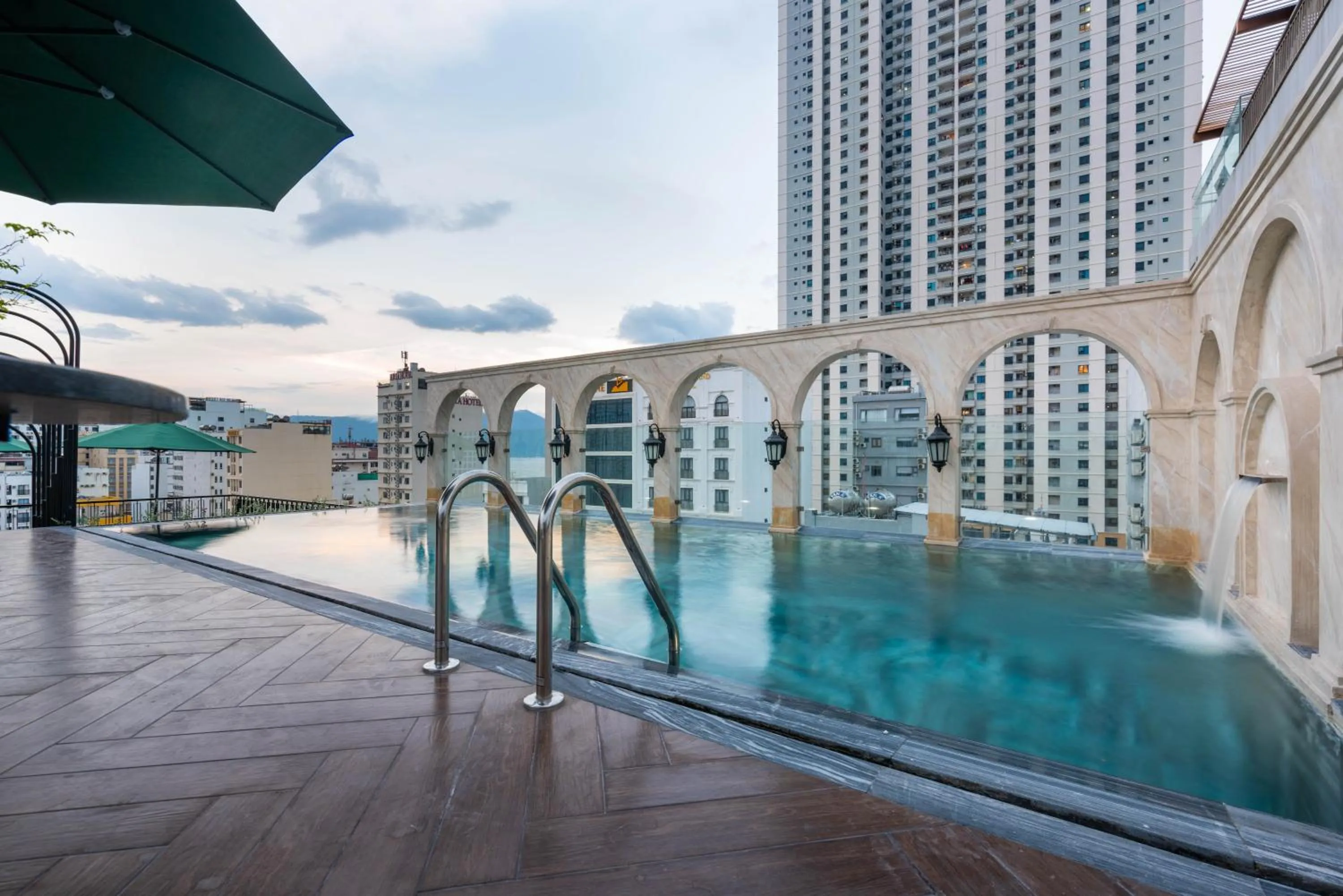 Swimming pool in Louis Mo Apartment
