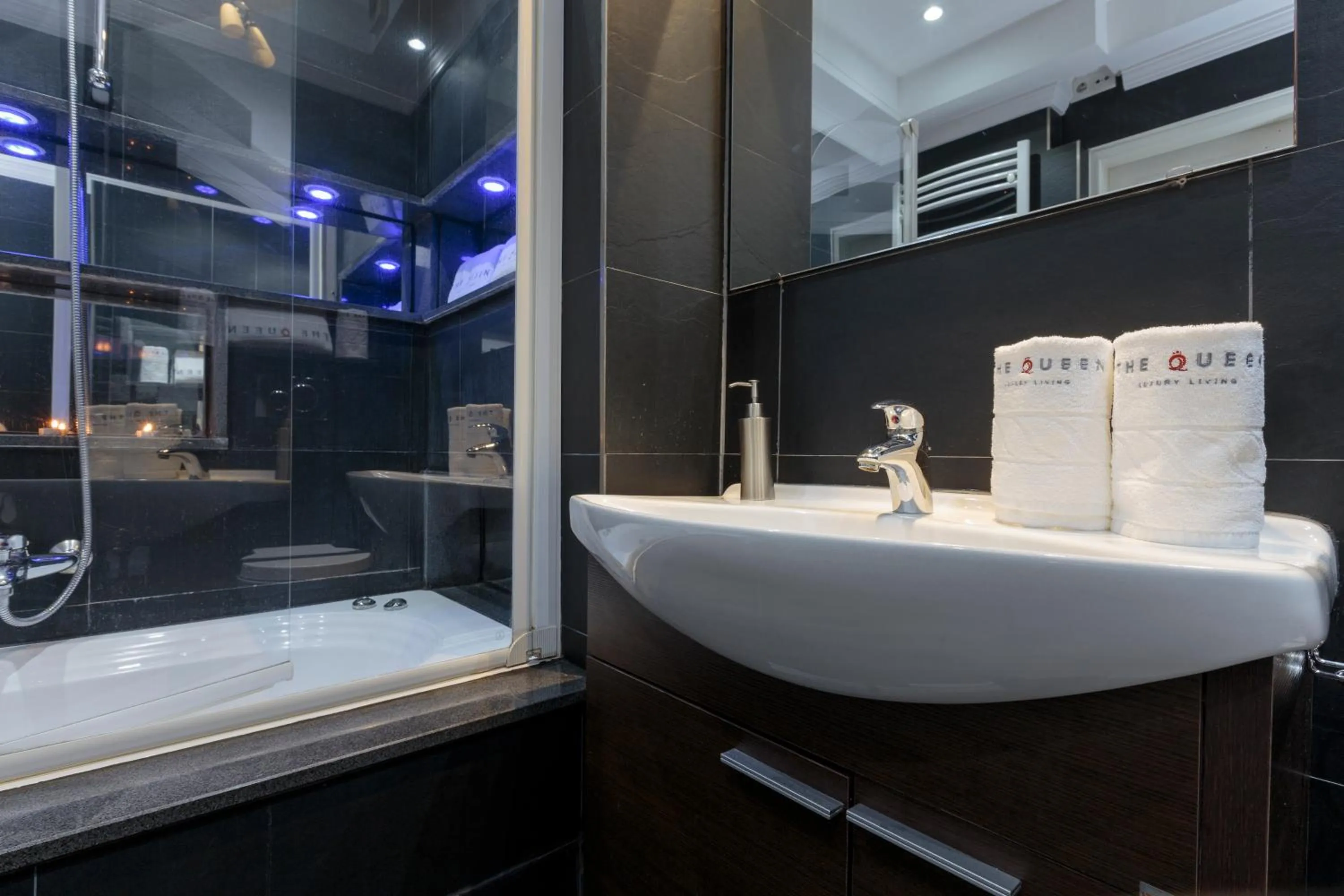 Hot Tub in The Queen Luxury Apartments - Villa Giada