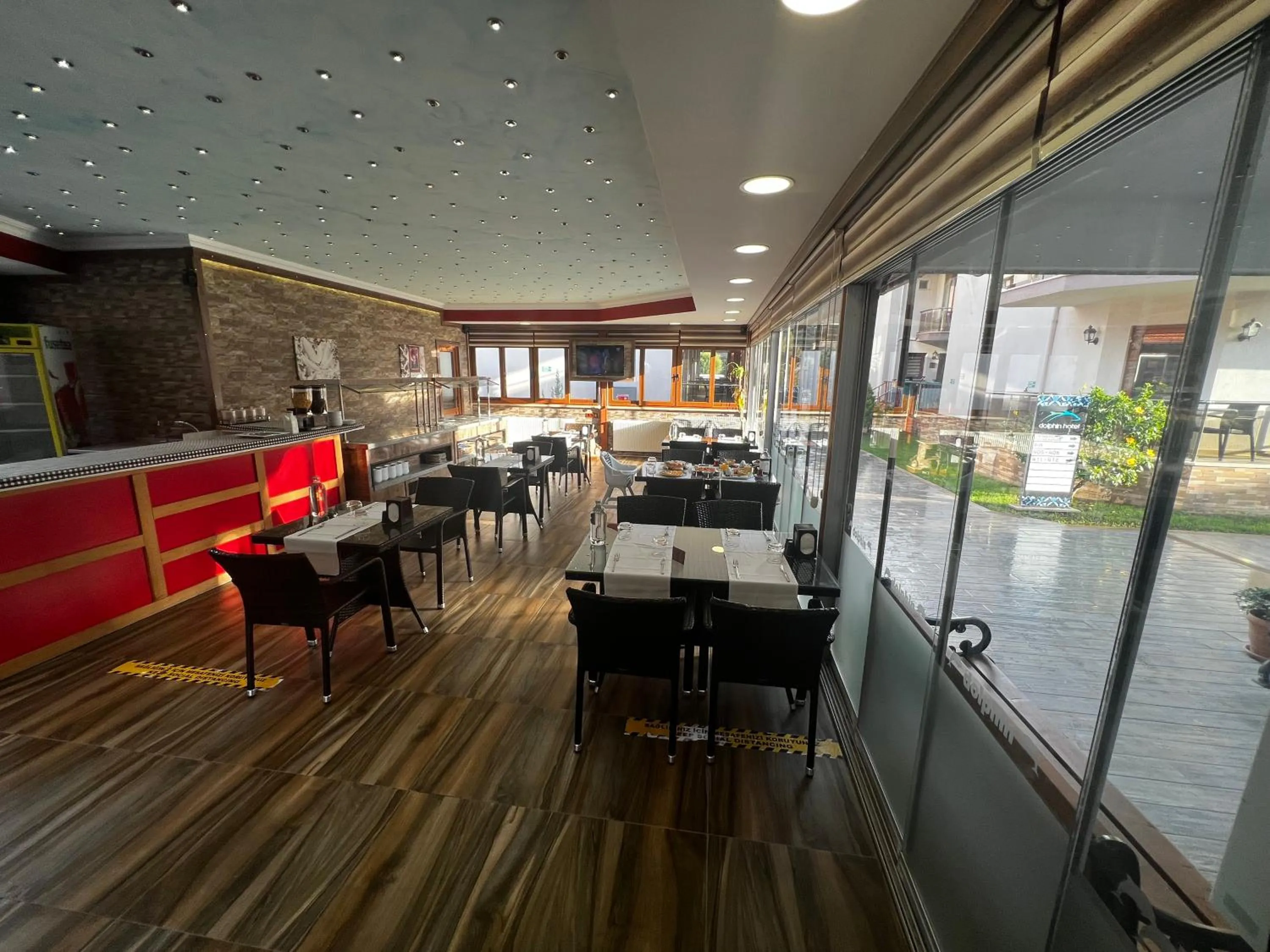 Restaurant/places to eat in Dolphin Park Hotel