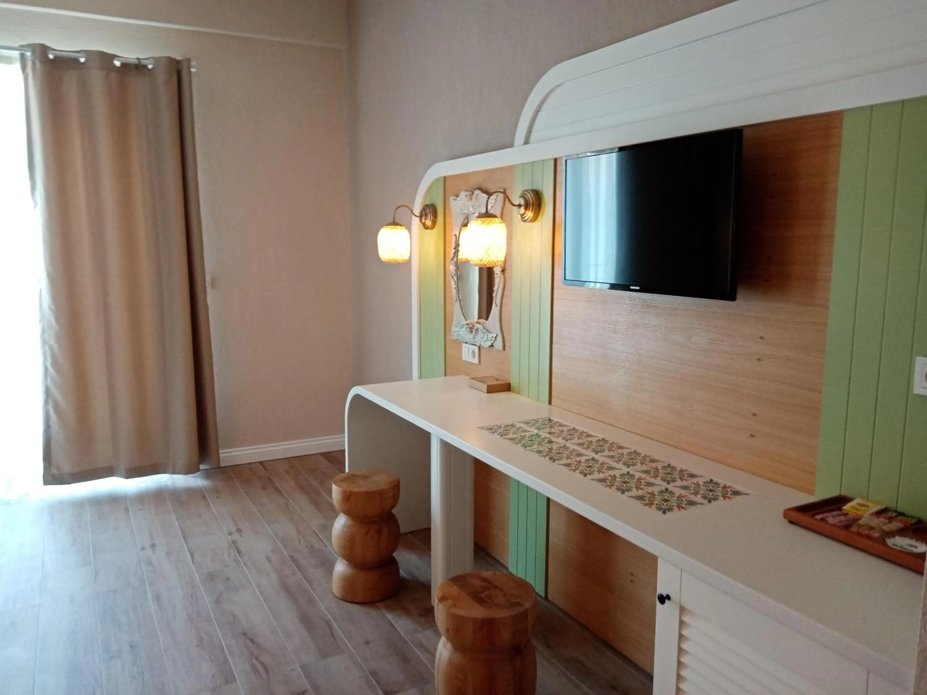 TV and multimedia in Dolphin Park Hotel