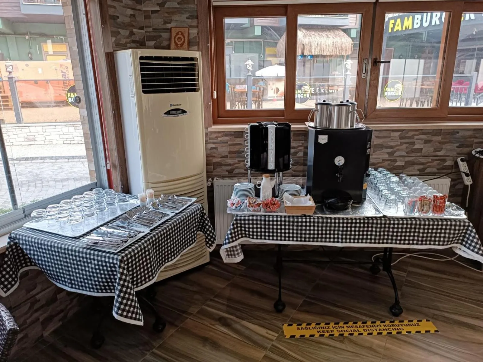 Restaurant/places to eat in Dolphin Park Hotel