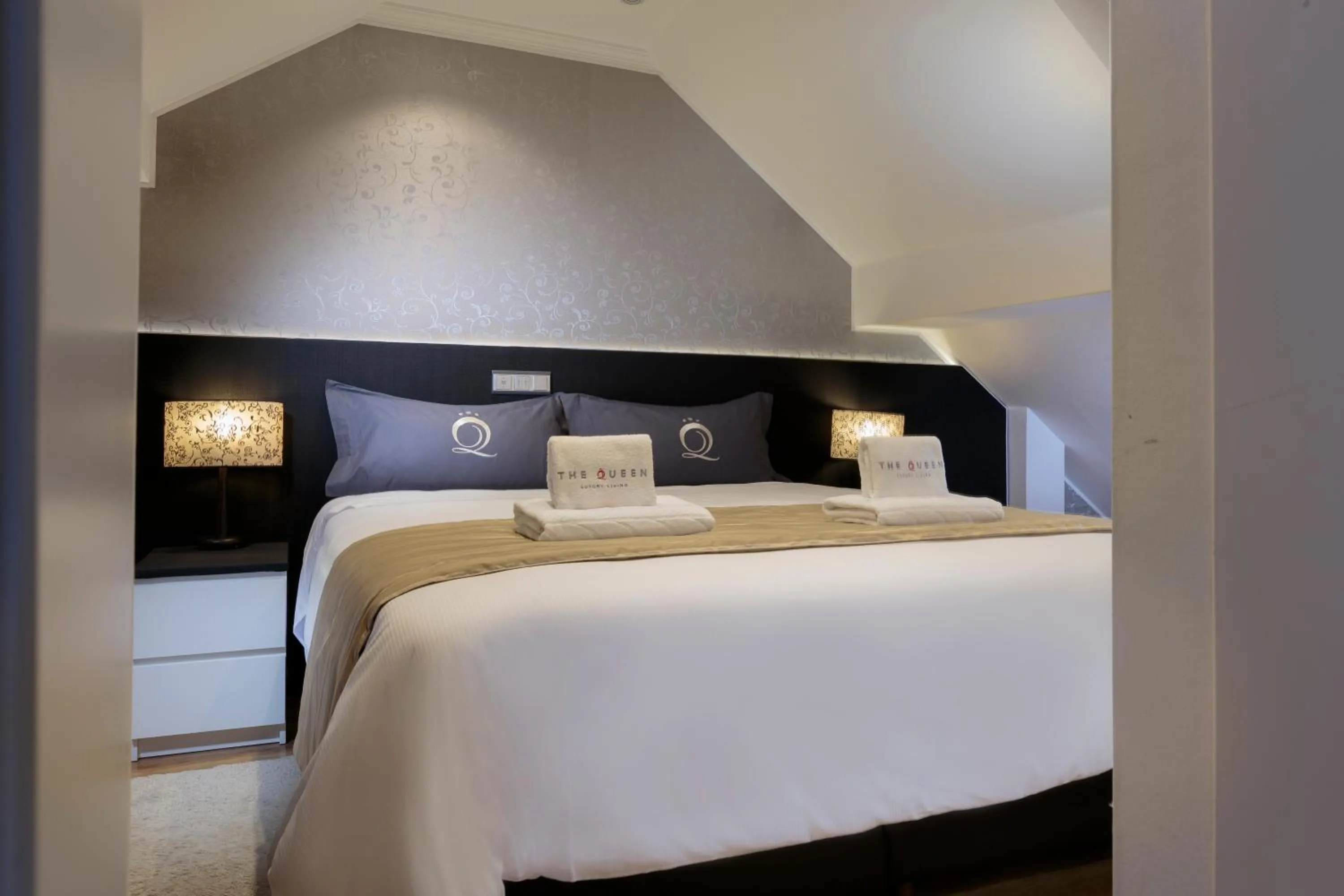 Bedroom, Bed in The Queen Luxury Apartments - Villa Liberty