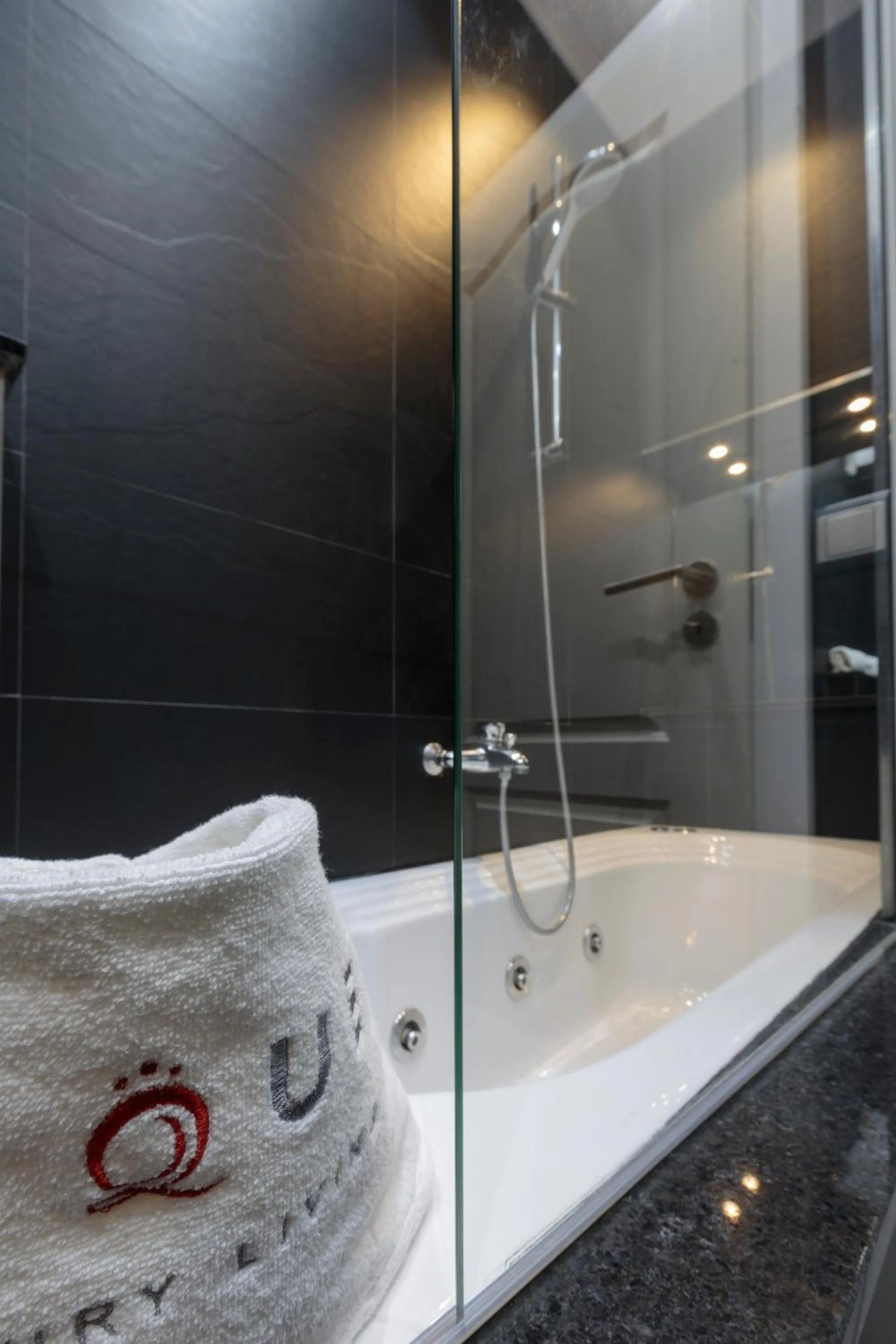 Bath in The Queen Luxury Apartments - Villa Liberty