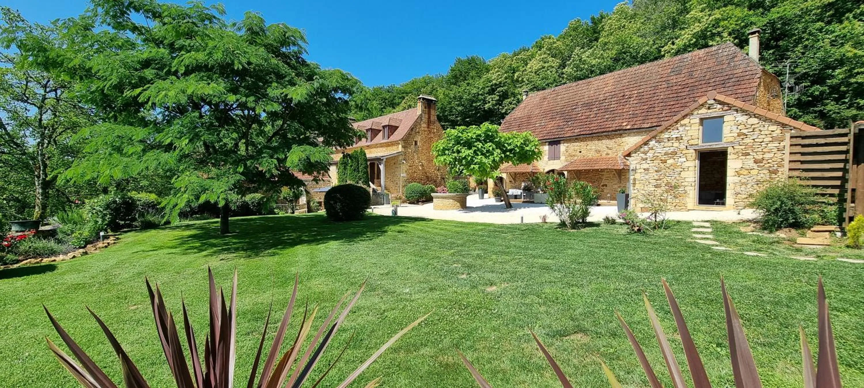 Property building in Le Clos de la Tour