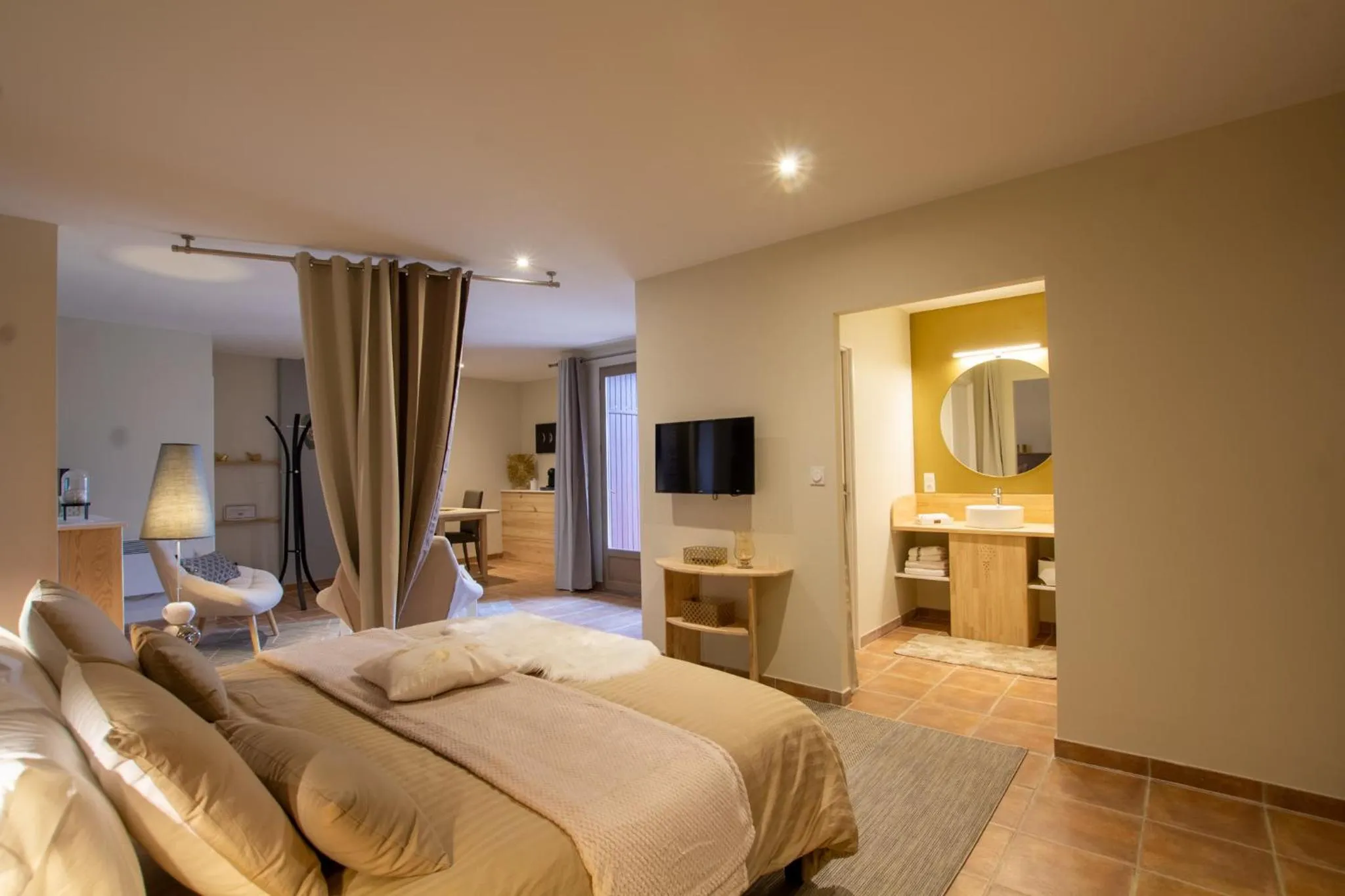 Photo of the whole room, Bed in Le Clos de la Tour