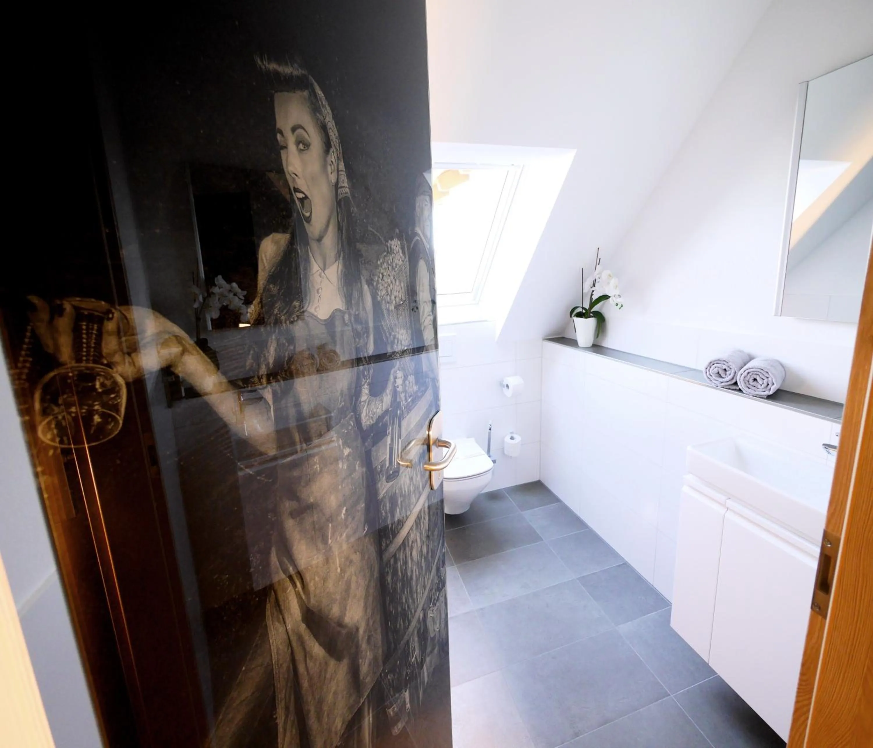 Toilet, Bed in Kohlers Hotel Engel