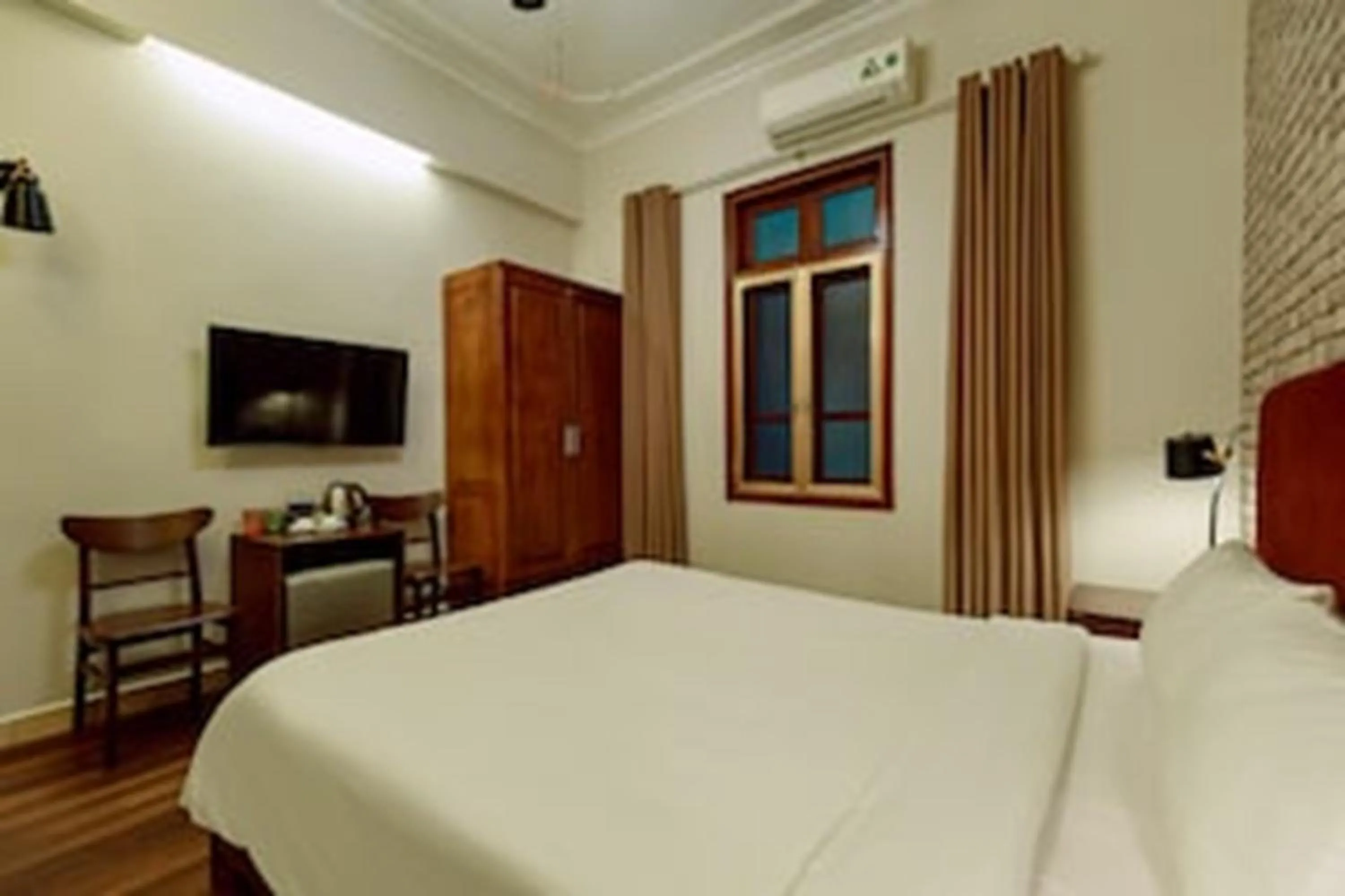 Photo of the whole room, Bed in Super OYO Capital O 1173 Le Grand Hanoi Hotel - The Ruby